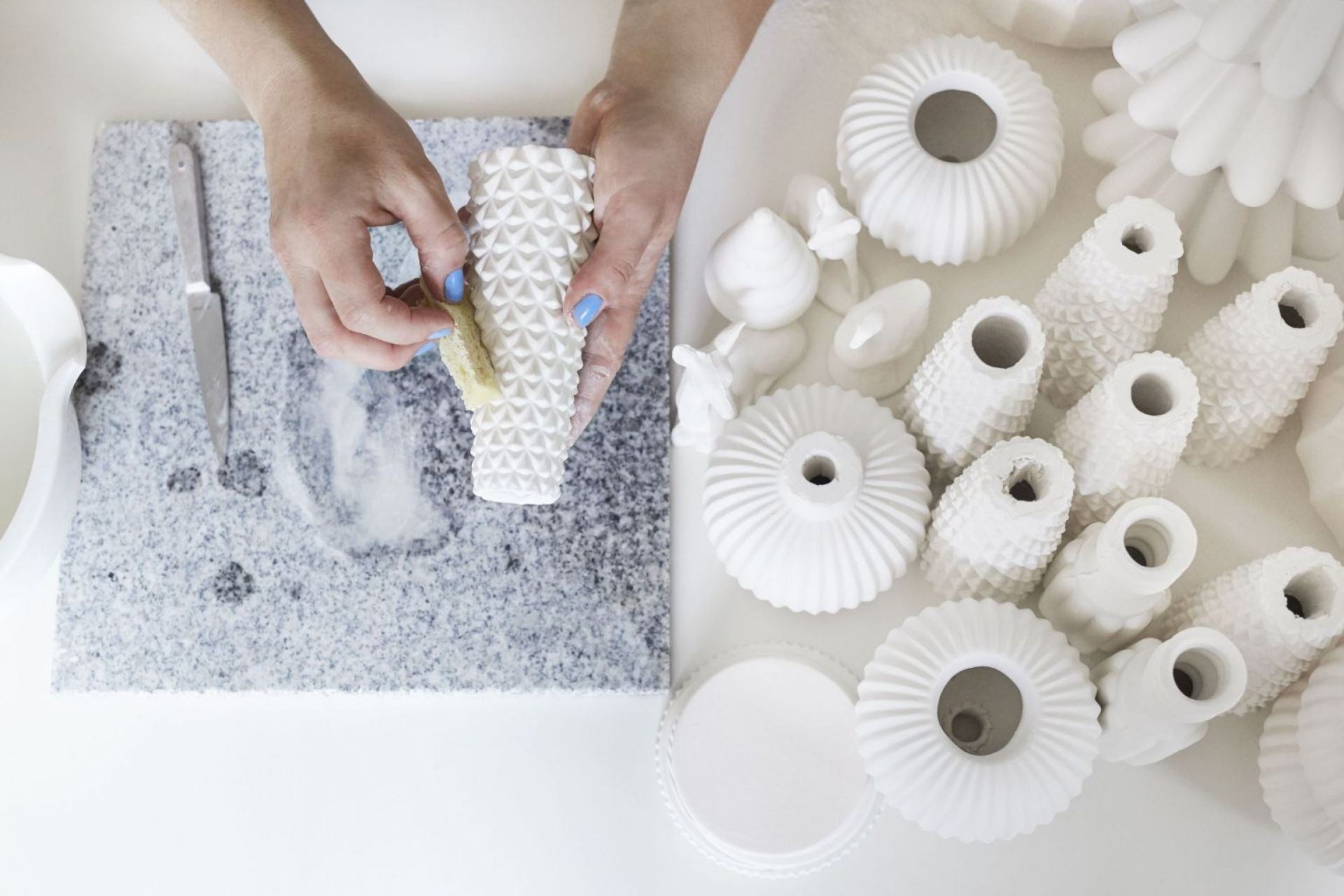 Hände reinigen Winter Stories Rehkitz Teelichthalter Dottir EINZELSTÜCK, weiße Keramik Teelichthalter und Deko-Objekte im Hintergrund.