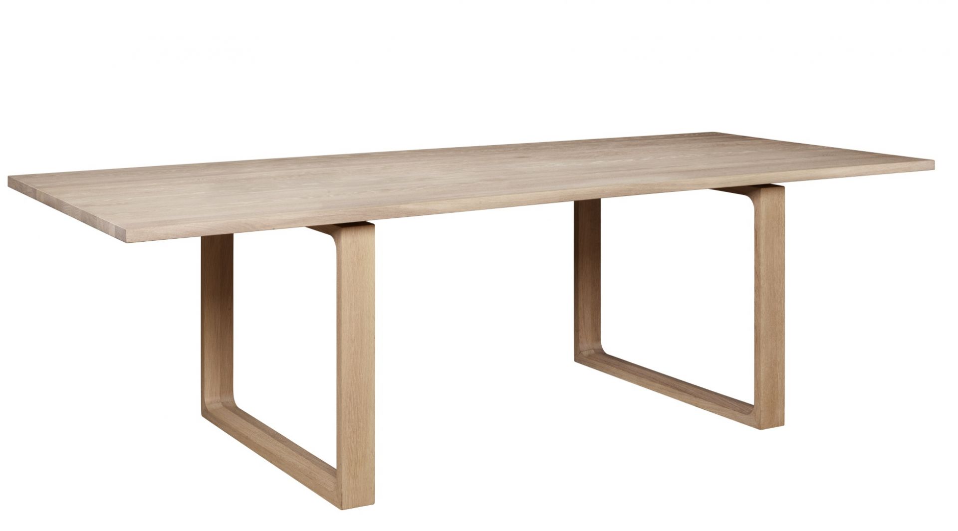 Essay Tisch von Fritz Hansen: Heller Holztisch mit minimalistischem Design und U-förmigen Beinen.