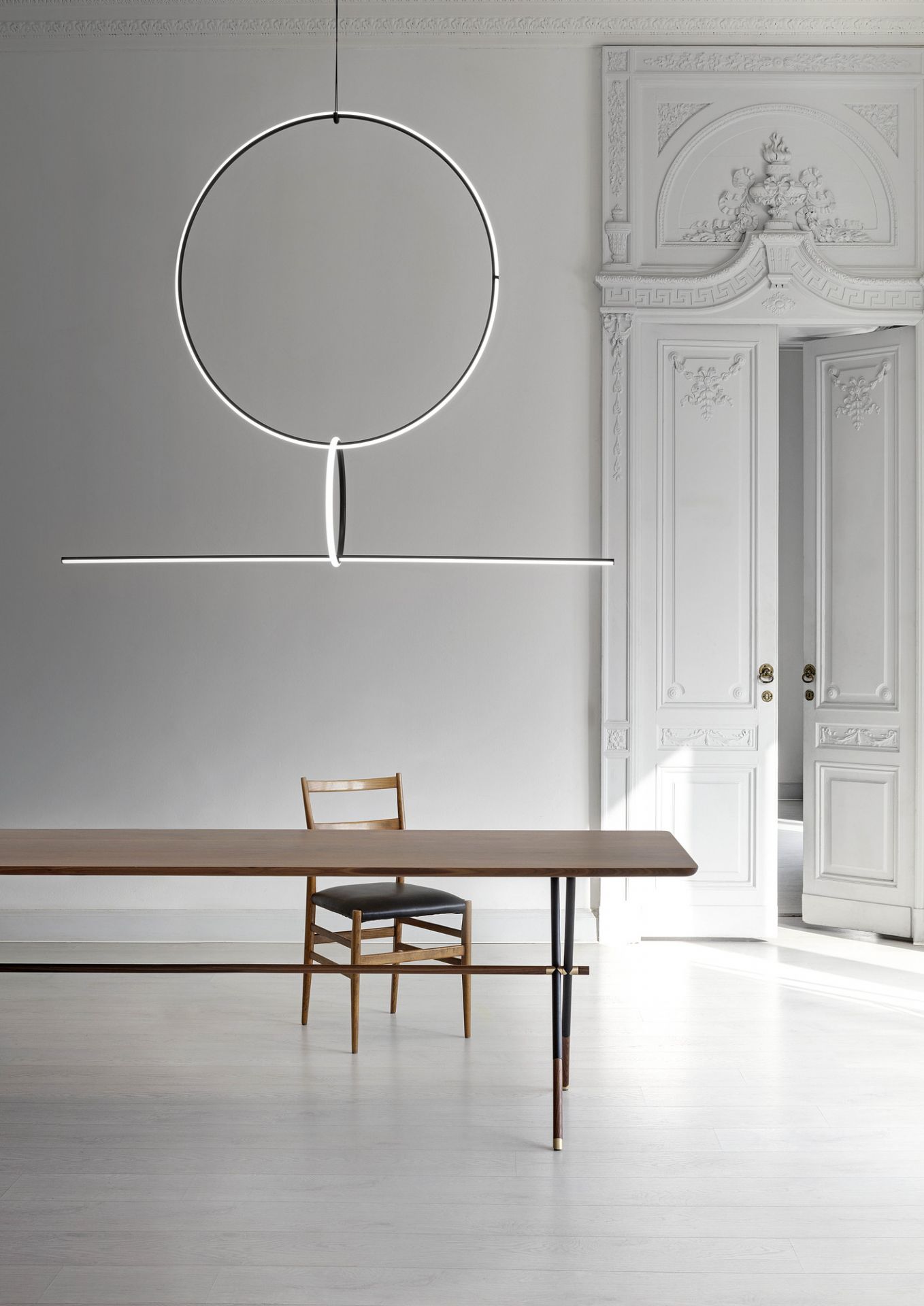 Flos Arrangement Pendelleuchte: Moderne Hängeleuchte mit kreisförmigem und linearem Design, ideal für Wohnräume.