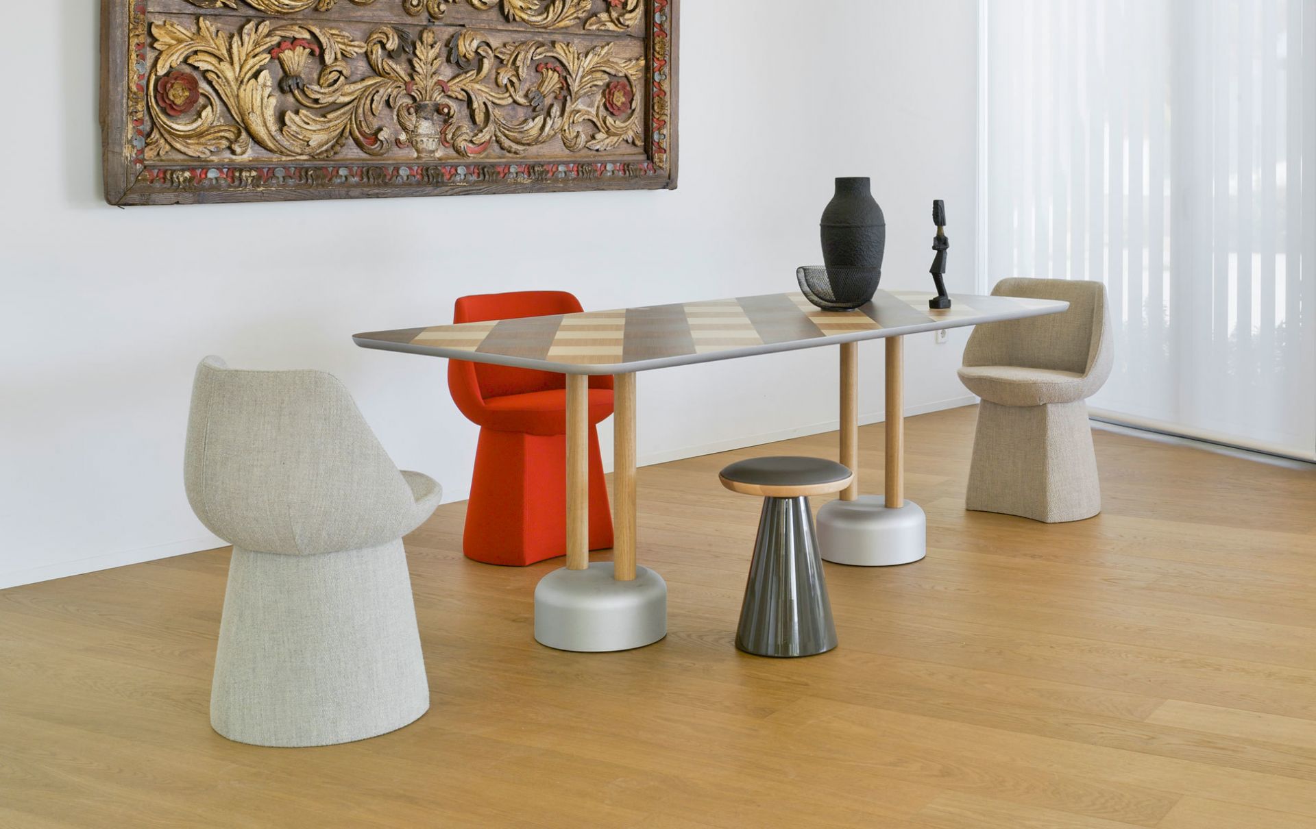 Innenaufnahme mit Pion Hocker, Stühlen und Tisch von Sancal in modernem Design.