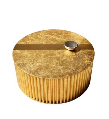 Goldener, runder Couchtisch "Herclino" mit geriffelter Oberfläche und kleiner Schale. Indoor-Möbel für Wohnzimmer.