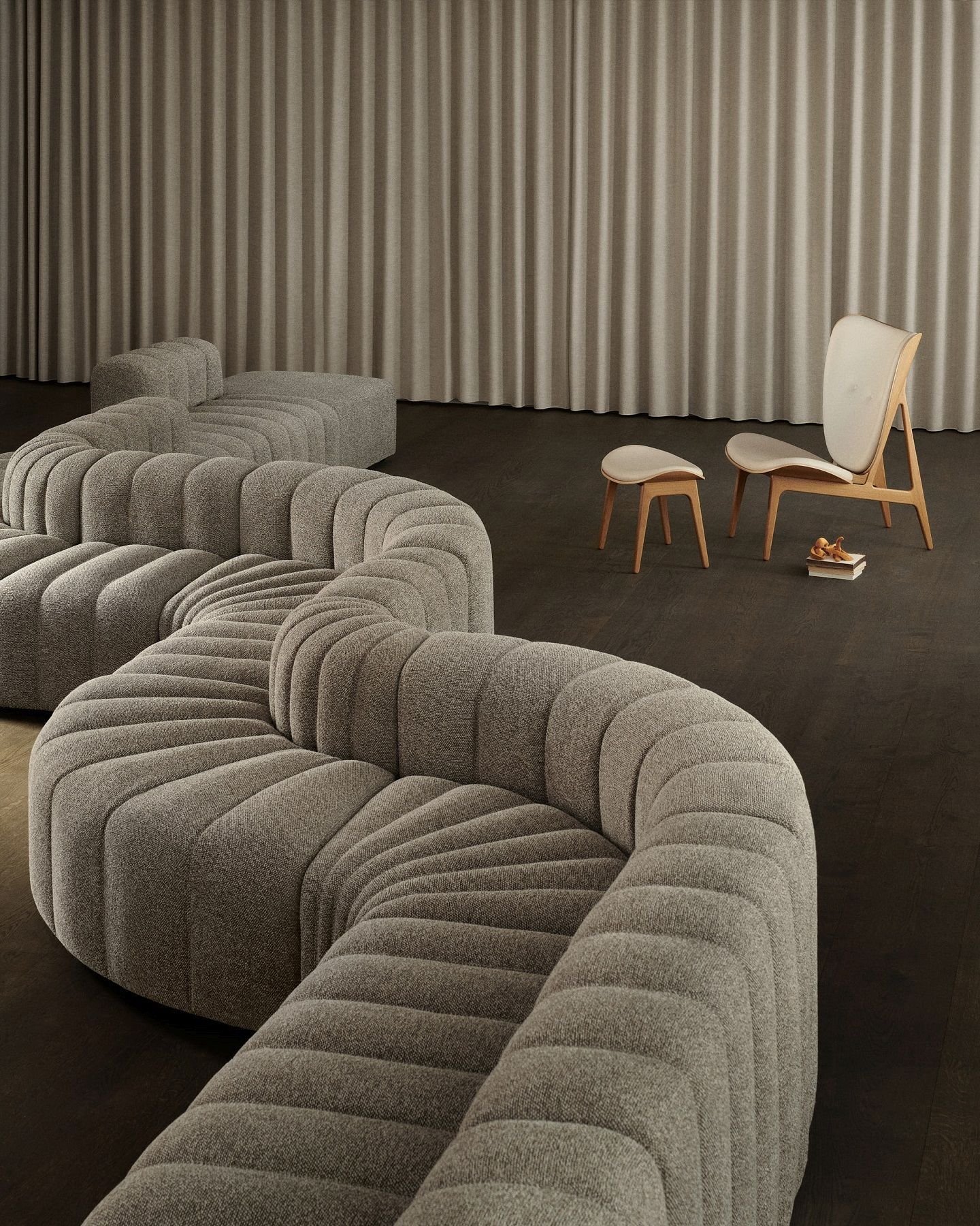 NORR11 Elephant Ottoman Hocker in Grau, Teil einer modularen Wohnlandschaft mit Sessel.