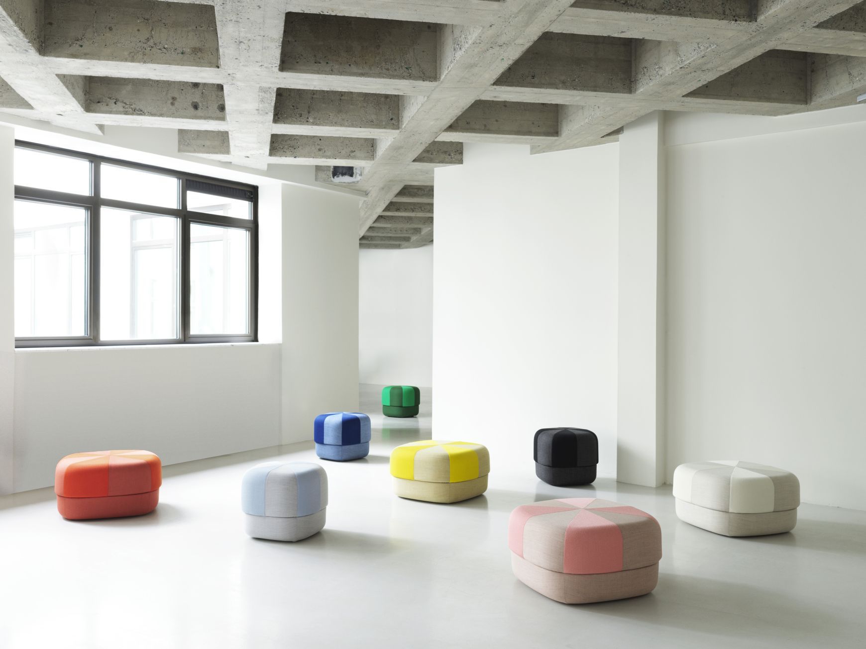 Mehrere farbenfrohe Circus Pouf Hocker von Normann Copenhagen in einem hellen Raum. Sitzhocker für Wohnzimmer.