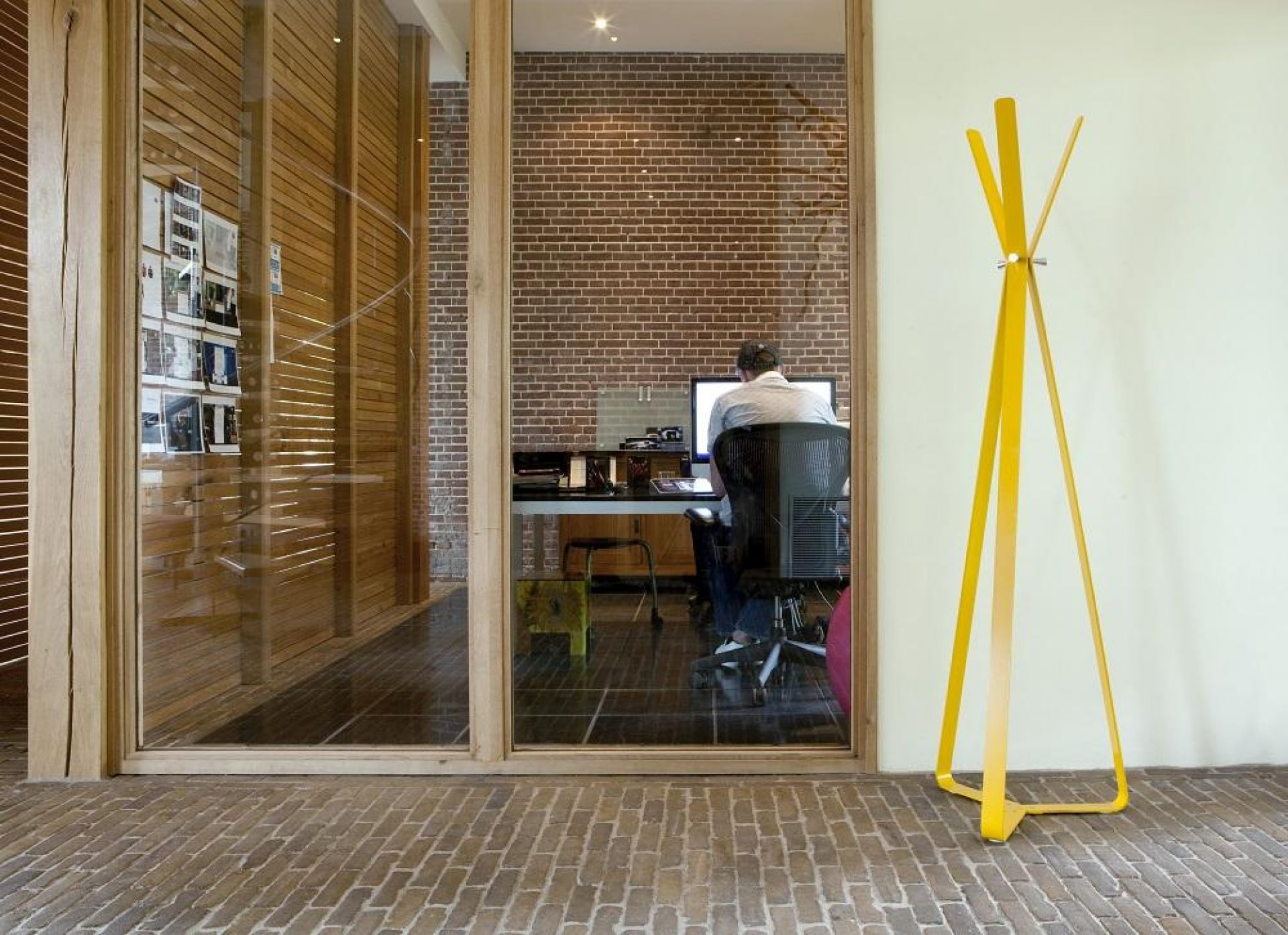 Gelbe Bend Standgarderobe von Cascando im Büro, moderne Garderobenständer für Jacken und Mäntel.