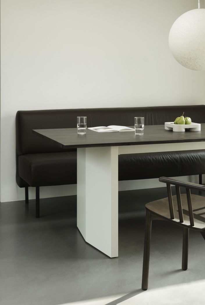 Normann Copenhagen Panel Tisch, Esstisch 200x90 cm mit dunkler Tischplatte und weißem Untergestell.