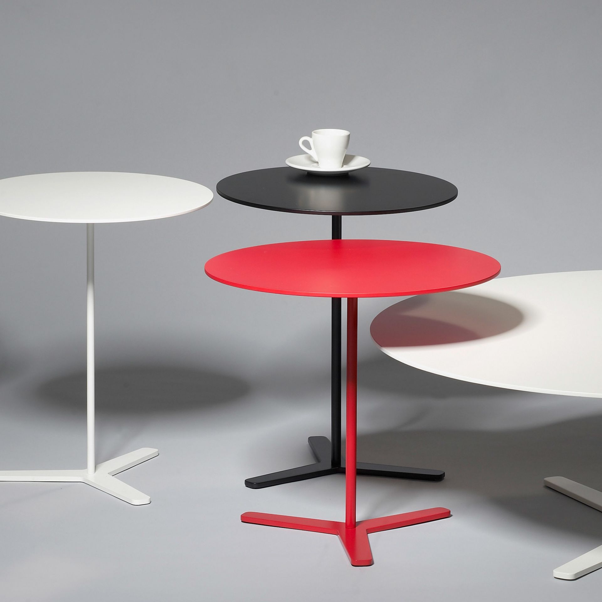 Tre Beistelltisch Mox in Weiß, Schwarz und Rot, runde Tischplatten, modernes Design für Wohnzimmer und Büro.