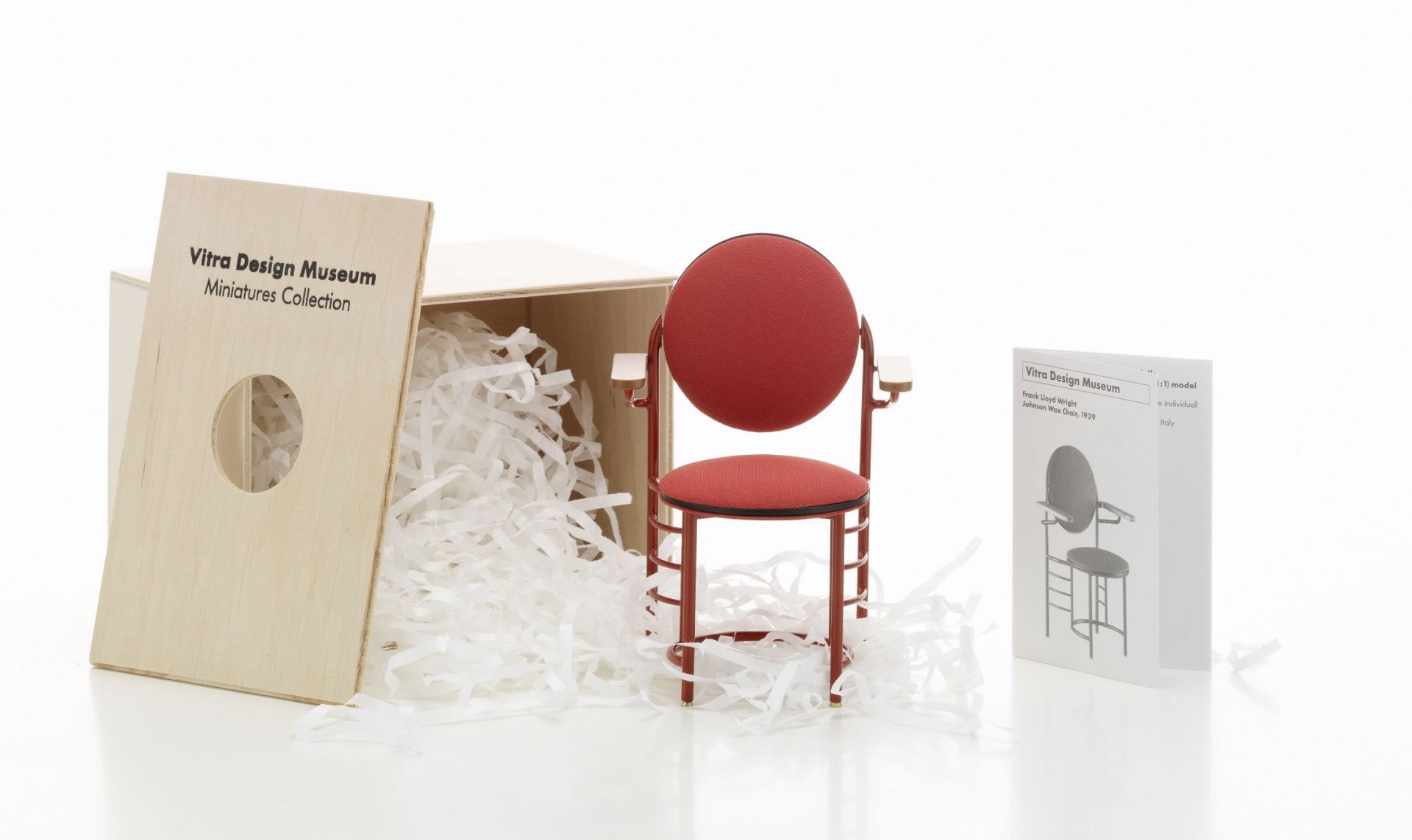Roter Johnson Wax Chair Miniatur Stuhl von Vitra, Teil der Design Museum Kollektion.