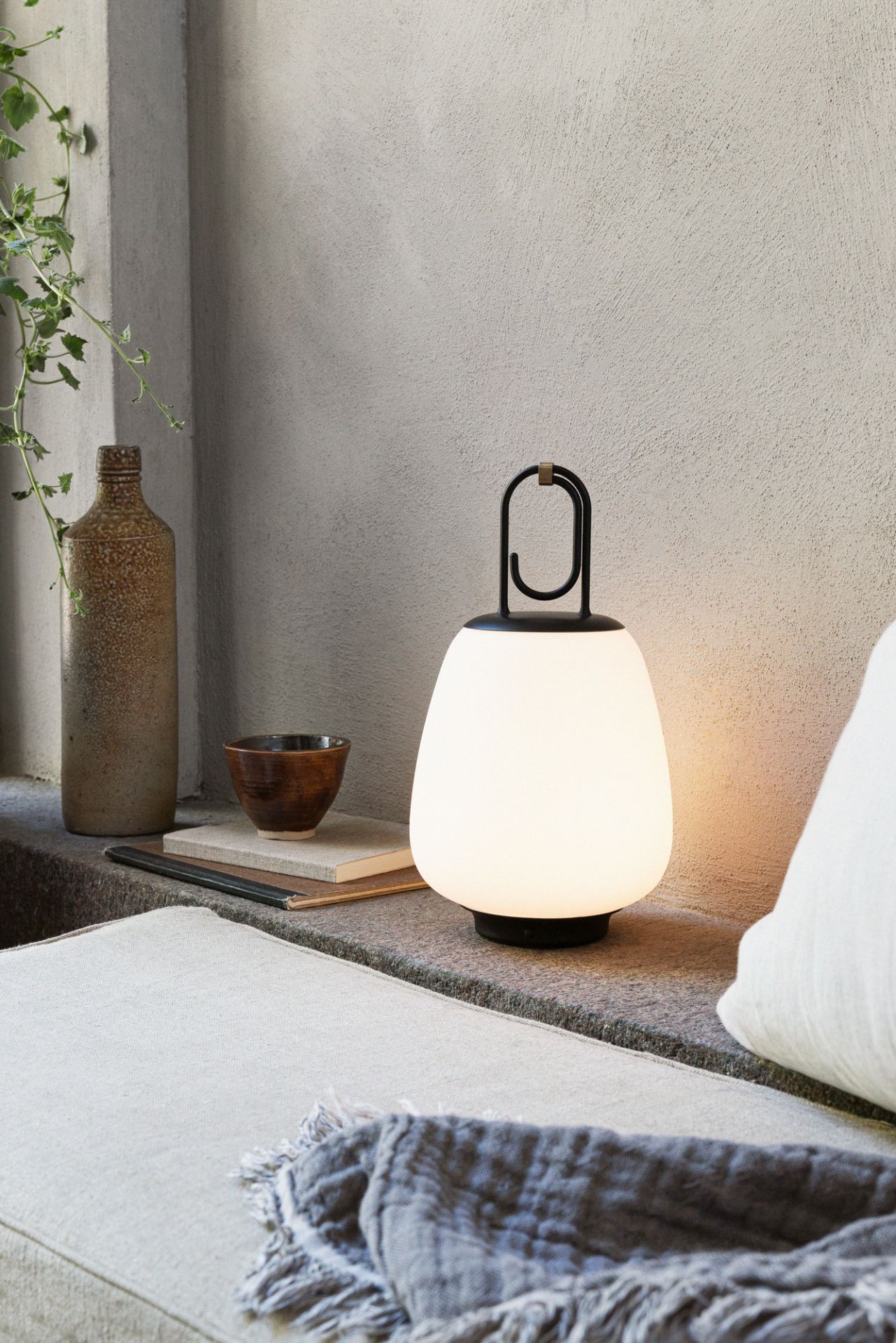 Nahaufnahme der Lucca Akkuleuchte von AndTradition, schwarz, für Innen- und Außenbereich.