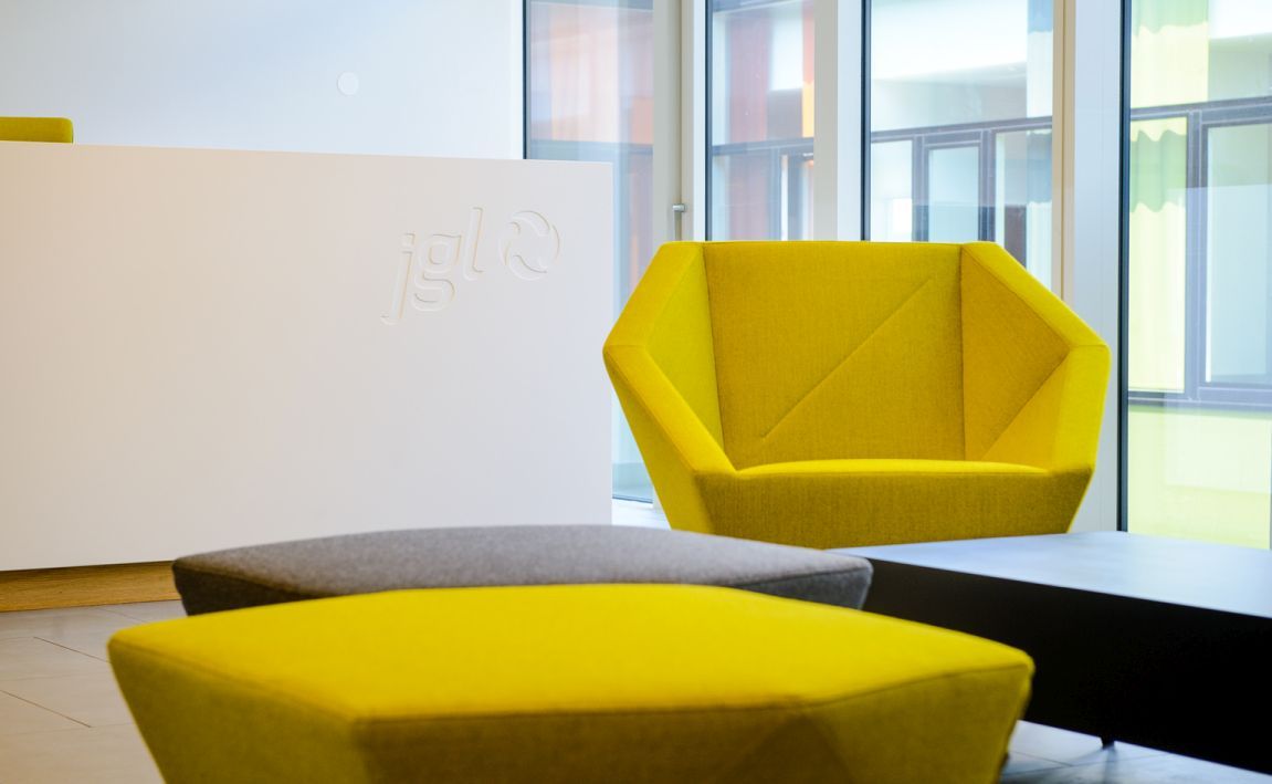 Gelber 3angle Hocker von Prostoria und grauer Hocker in modernem Büroambiente. Designermöbel für stilvolles Wohnen.