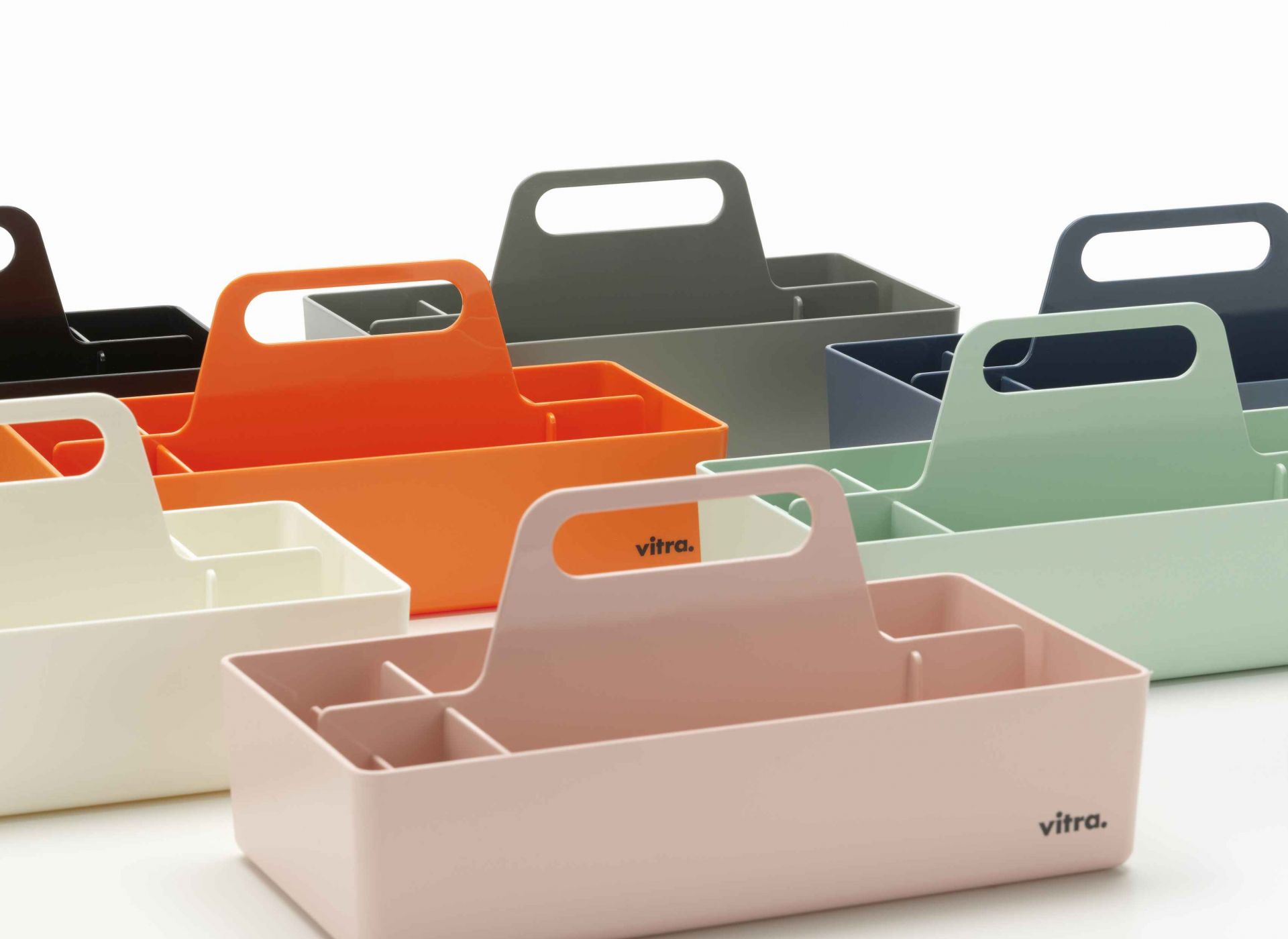 Mehrere Vitra Toolbox RE Organisationsboxen in verschiedenen Farben, praktische Aufbewahrungslösung für Büro und Zuhause.