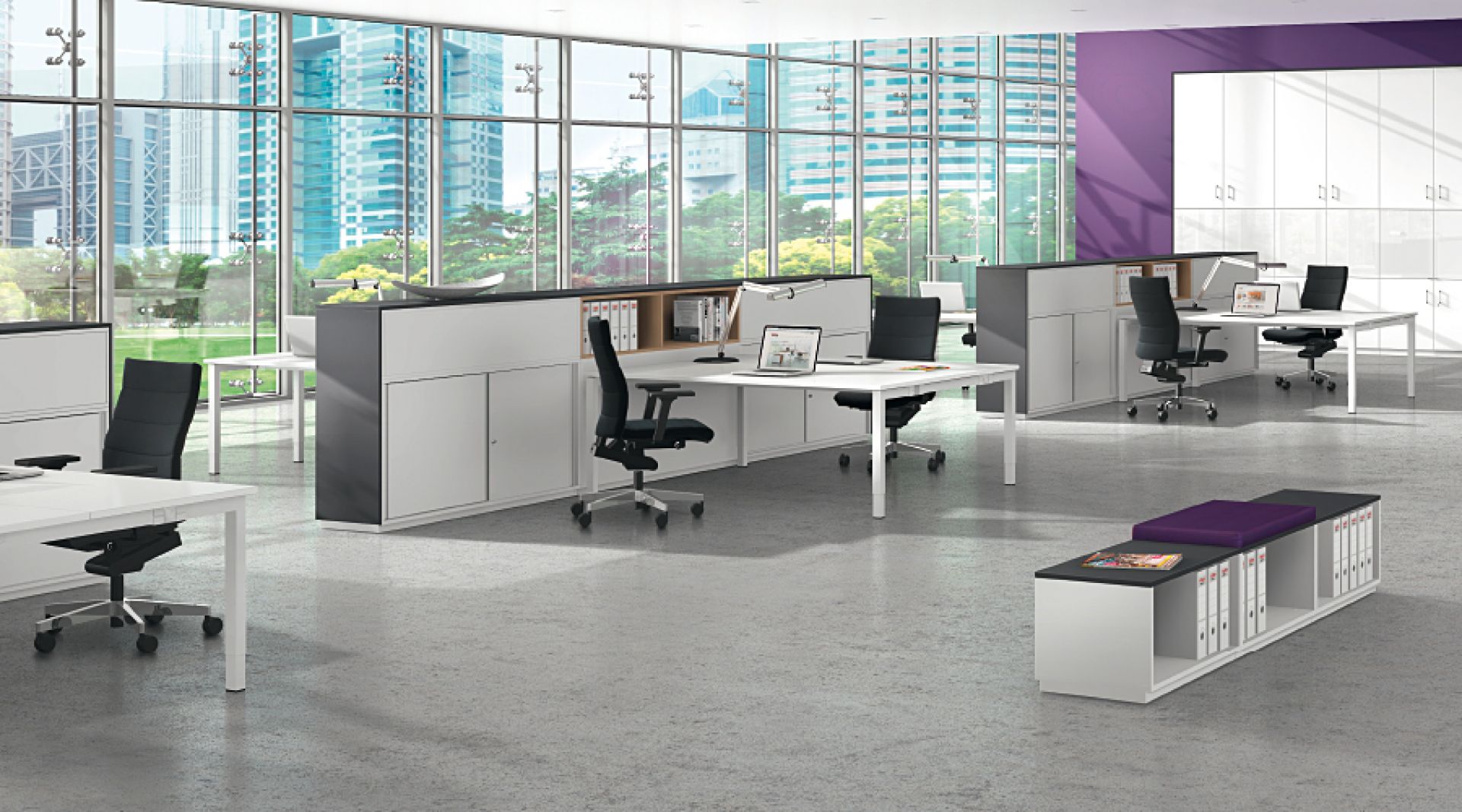 Büro mit Allvia Schließfachschrank von Assmann: Moderner Arbeitsplatz mit Stauraum und Schreibtischen.