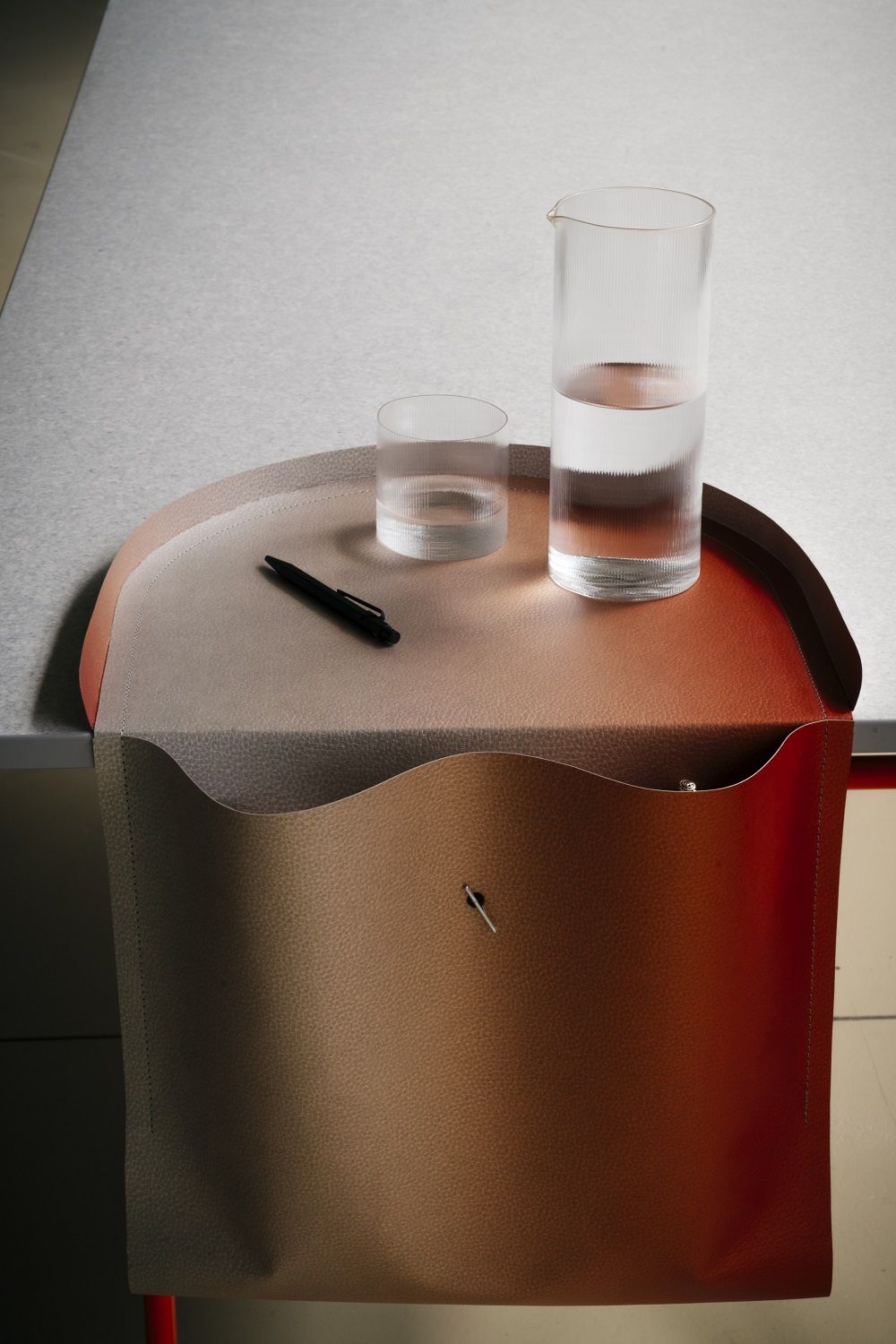 Salto Papiermöbel von Richard Lampert: Organizer aus Leder mit Ablagefläche für Bürobedarf.
