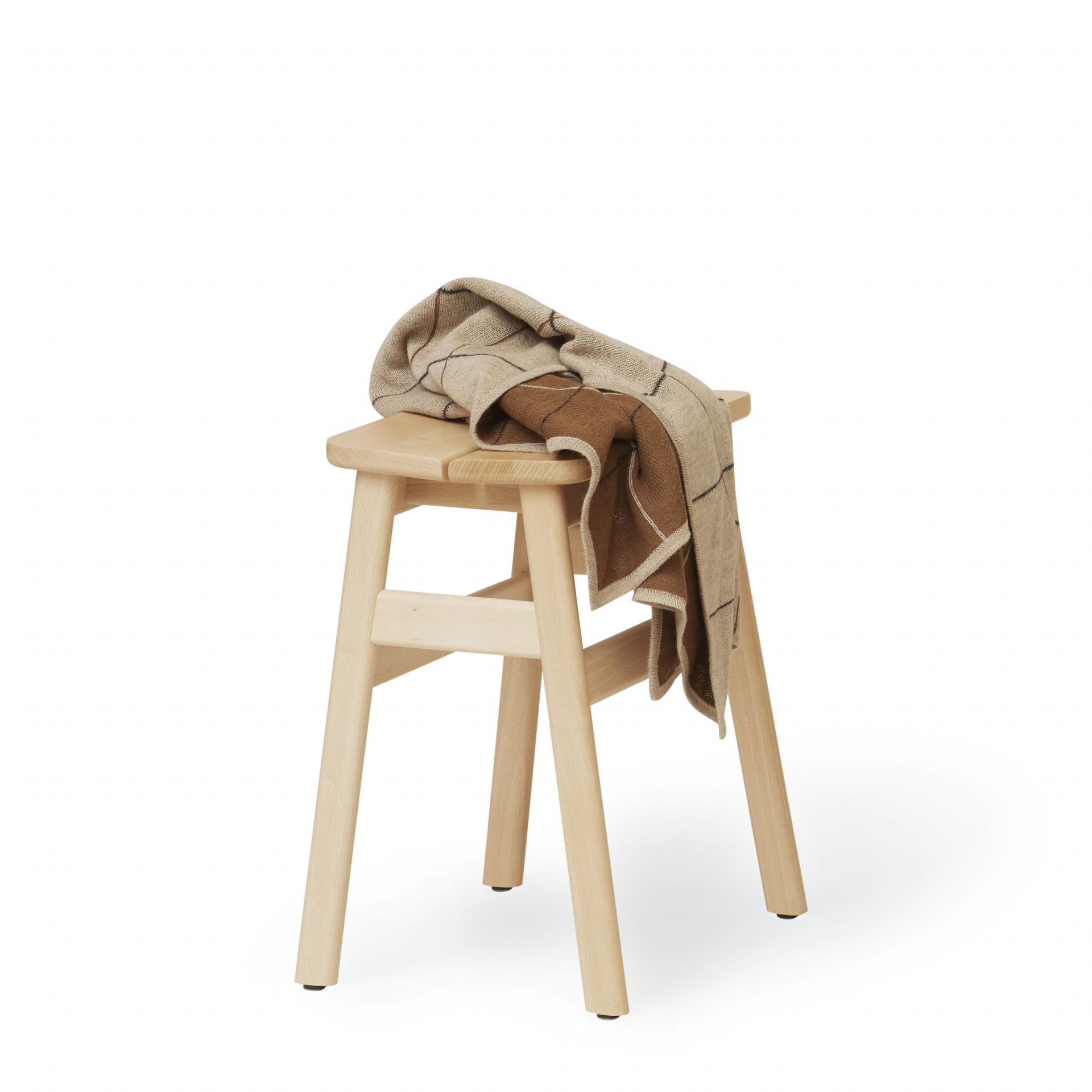 Angle Standard Hocker von Form & Refine aus hellem Holz mit Decke.