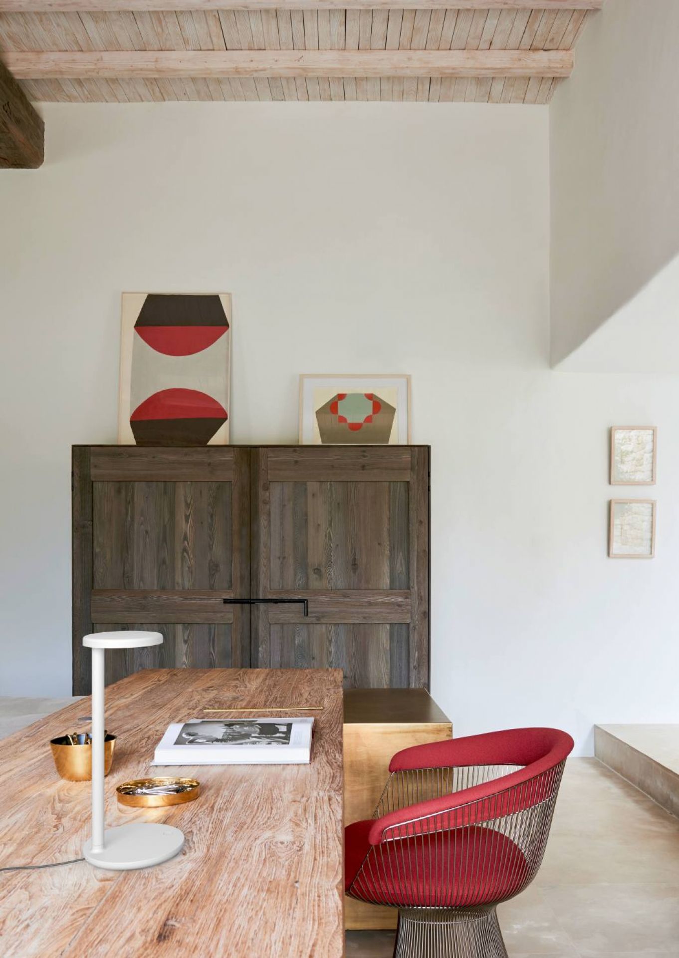 Weiße Oblique Tischleuchte von Flos auf einem Holztisch in einem stilvollen Arbeitszimmer.