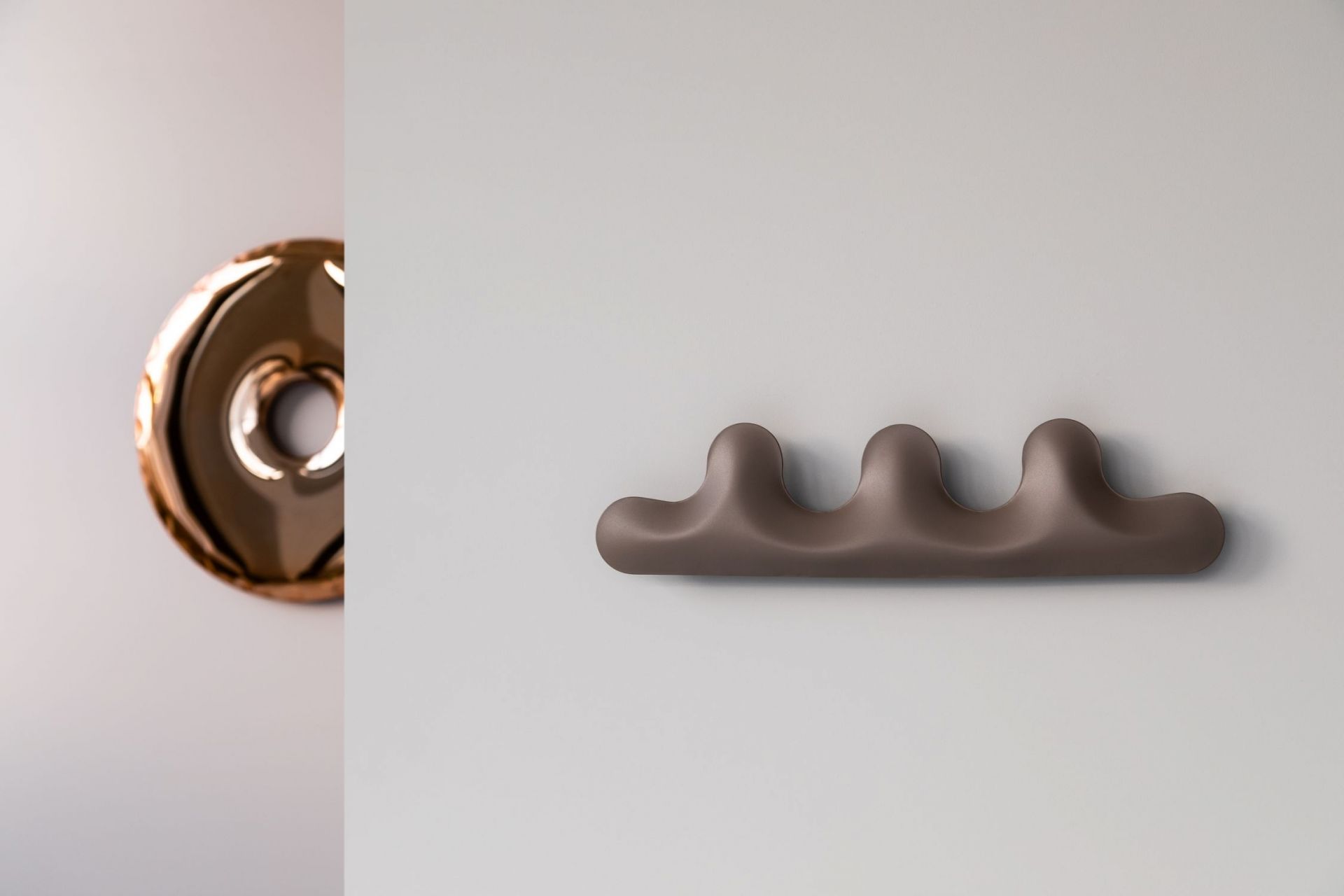 Rondo Spiegel Aurum Gold Zieta, Detailaufnahme und Wandhaken, modernes Design für stilvolle Einrichtung.