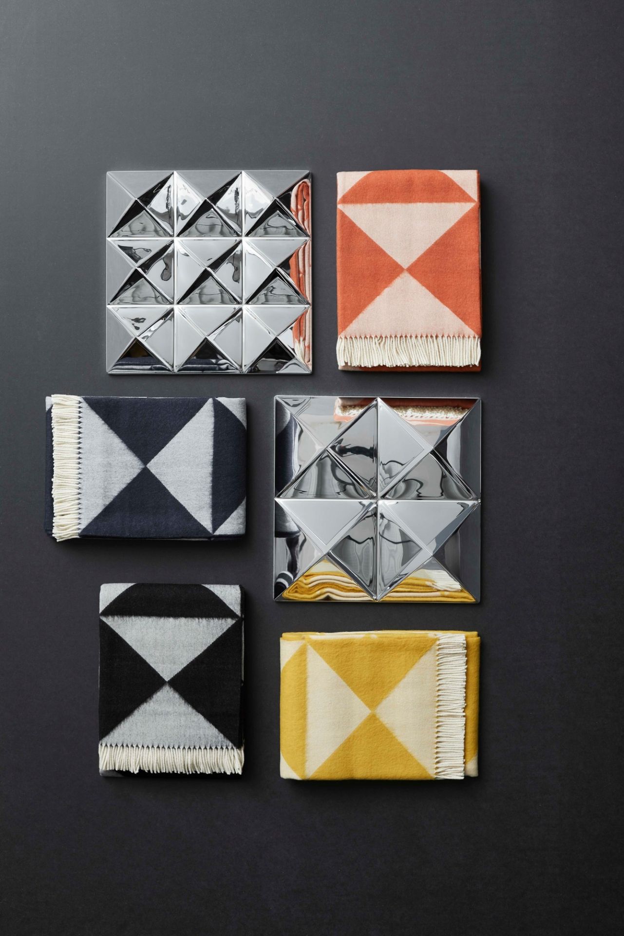 Produktfoto: Verpan Überwürfe in Sand, Schwarz, Gelb und Orange mit geometrischem Muster und Spiegel.