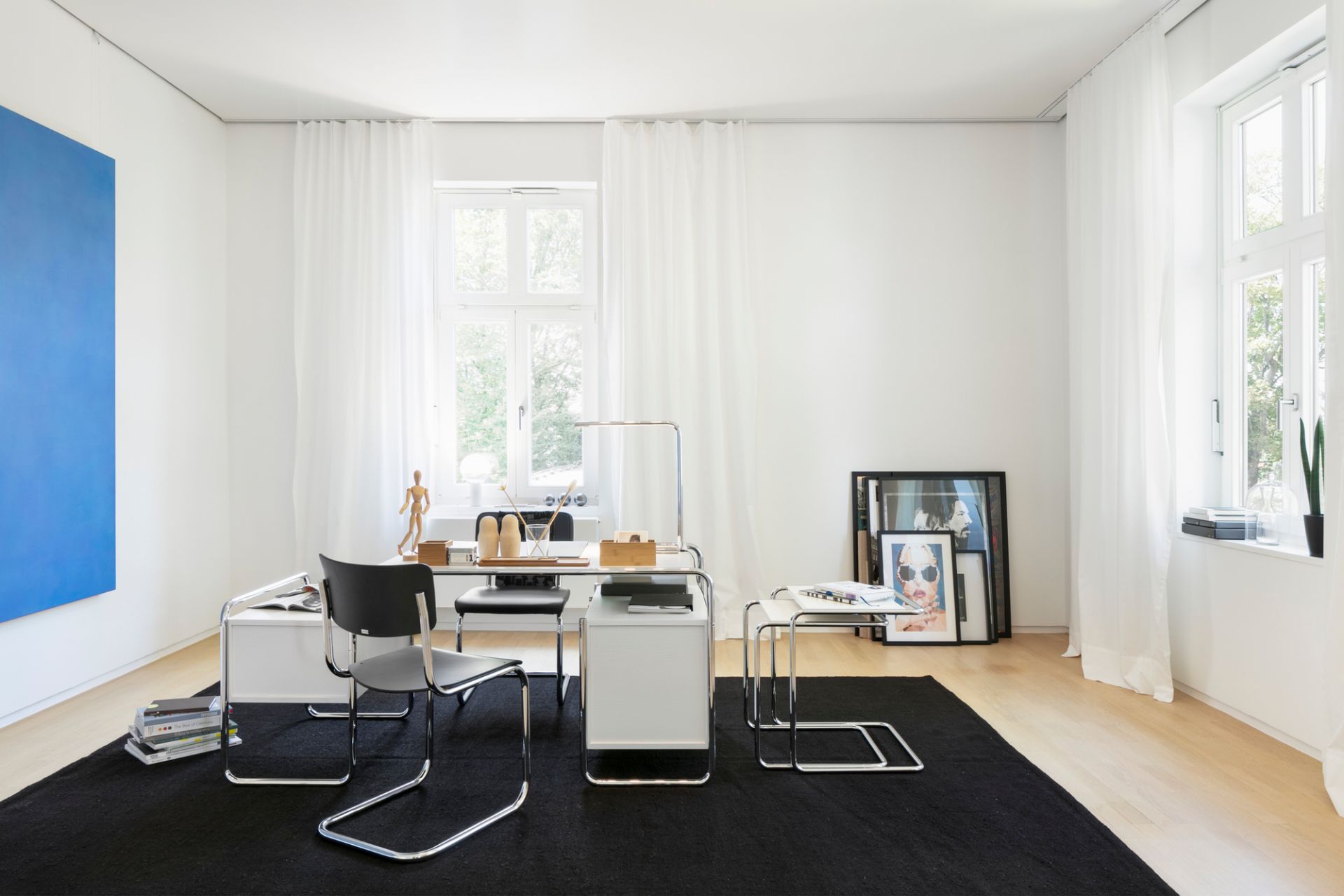 S 43 Freischwinger Stuhl von Thonet mit Stahlrohr und Buche natur im modernen Büro.