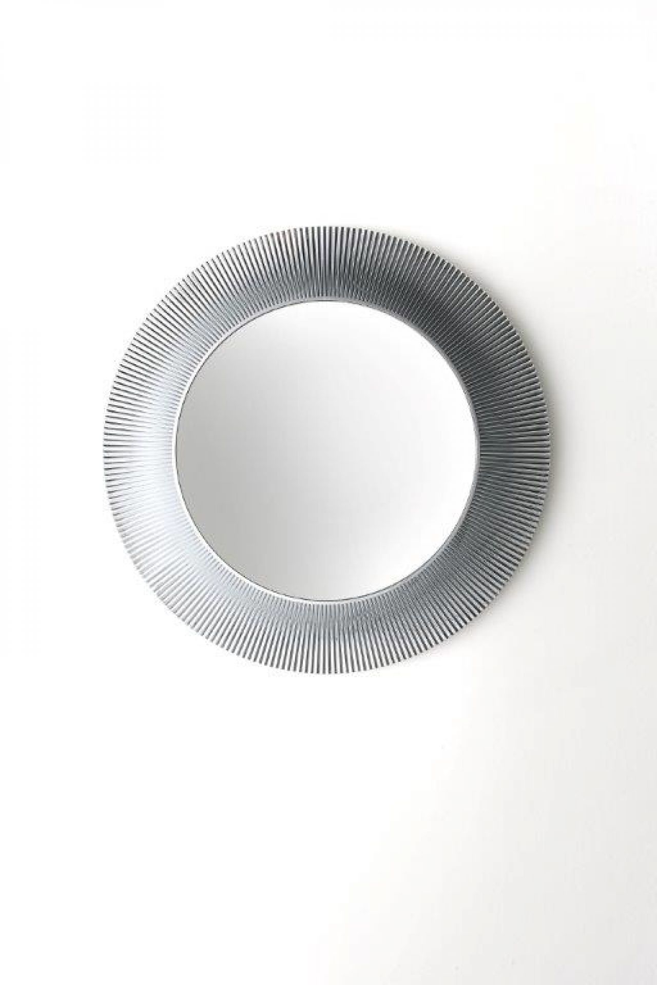 Runder, silberfarbener All Saints Spiegel von Kartell mit geripptem Rahmen für Wanddekoration.