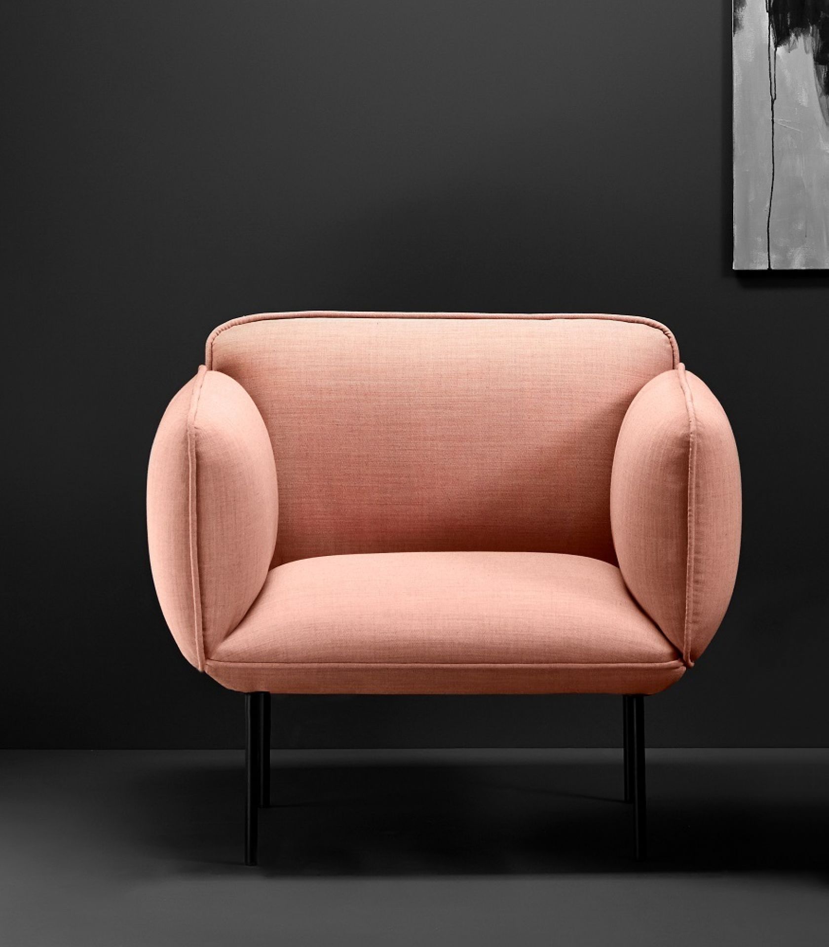 Nakki Sessel von Woud: Rosa Stoffbezug, schwarze Metallbeine, modernes Design für Wohnzimmer und Büro.