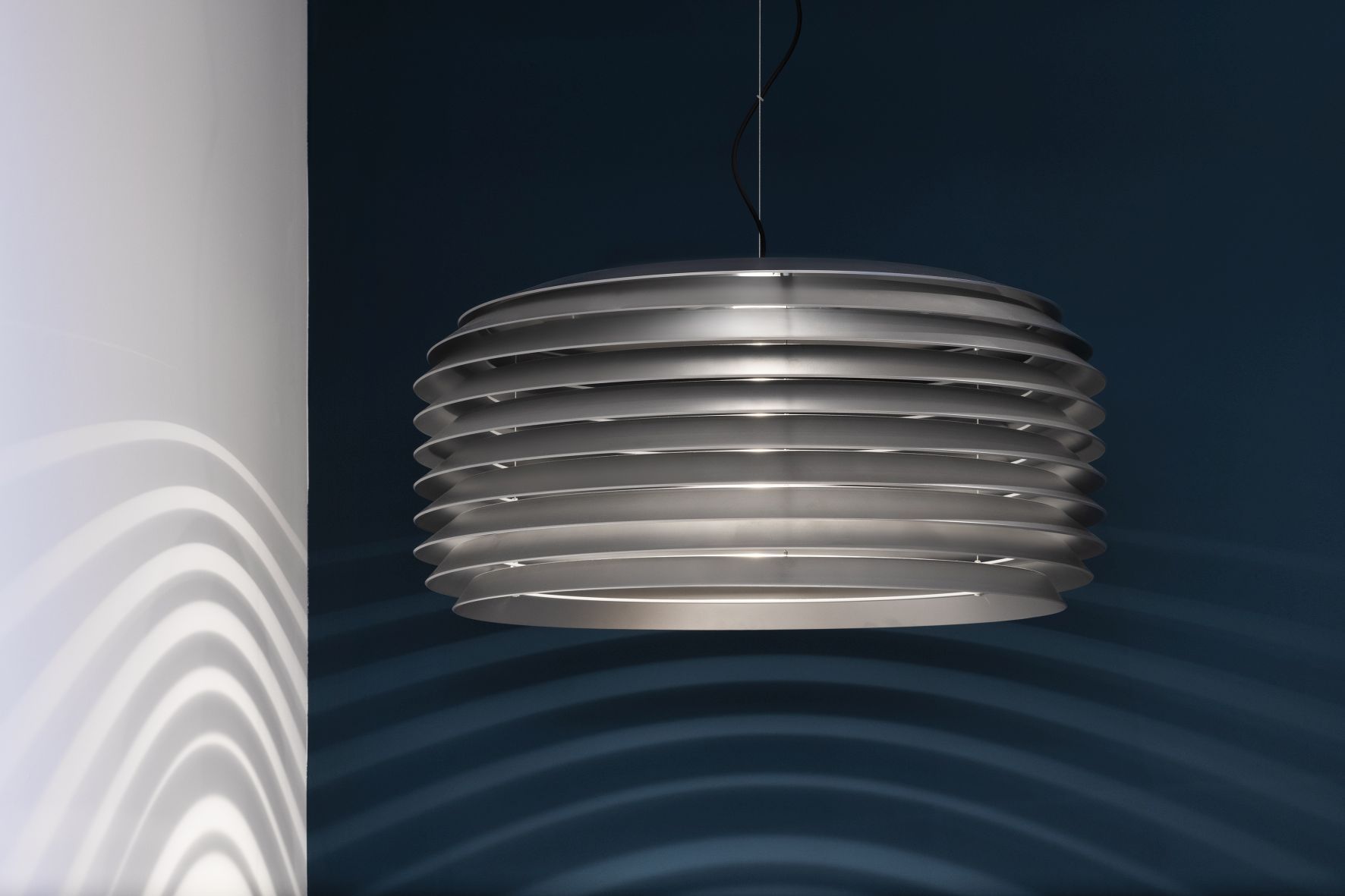 Silberne Slicing Pendelleuchte von Artemide, moderne Hängelampe mit horizontalen Lamellen und indirektem Licht.