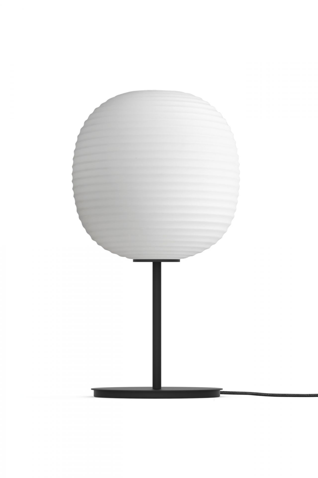 Lantern Tischleuchte von New Works: Moderne Tischlampe mit geripptem, kugelförmigem Lampenschirm und schwarzem Fuß.