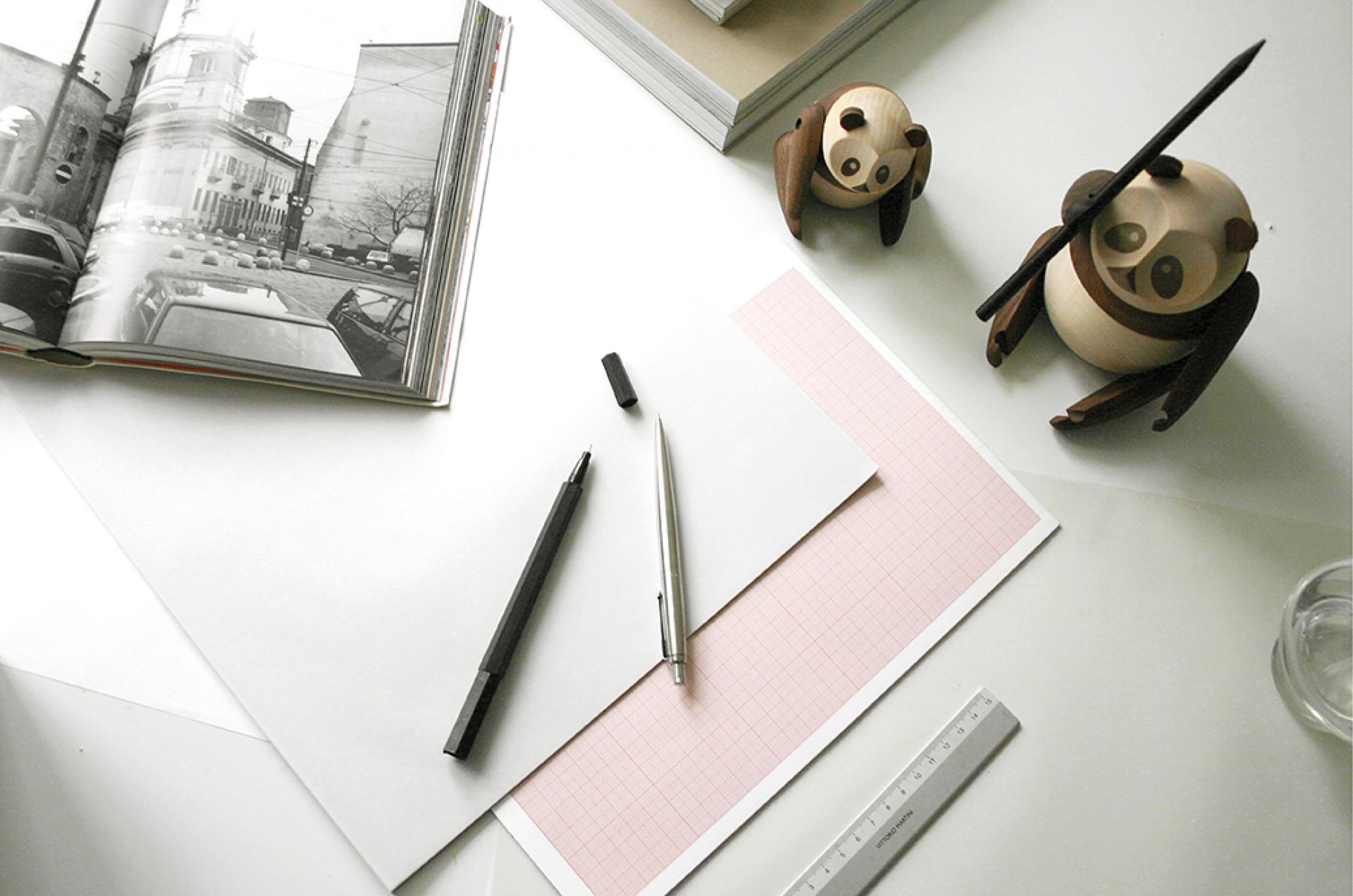 Panda Holzfigur von Architectmade, handgefertigtes Deko-Objekt aus Holz, einzigartiges Sammlerstück.