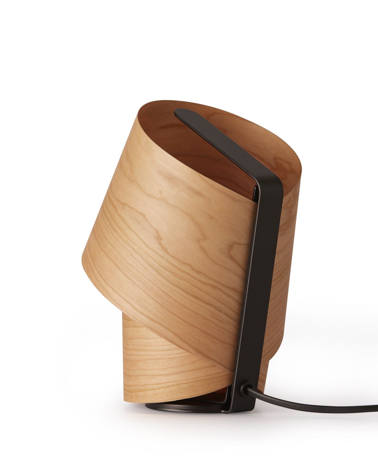 Nahaufnahme der Tiny Tischleuchte von LZF Lamps aus hellem Holz mit schwarzem Gestell.