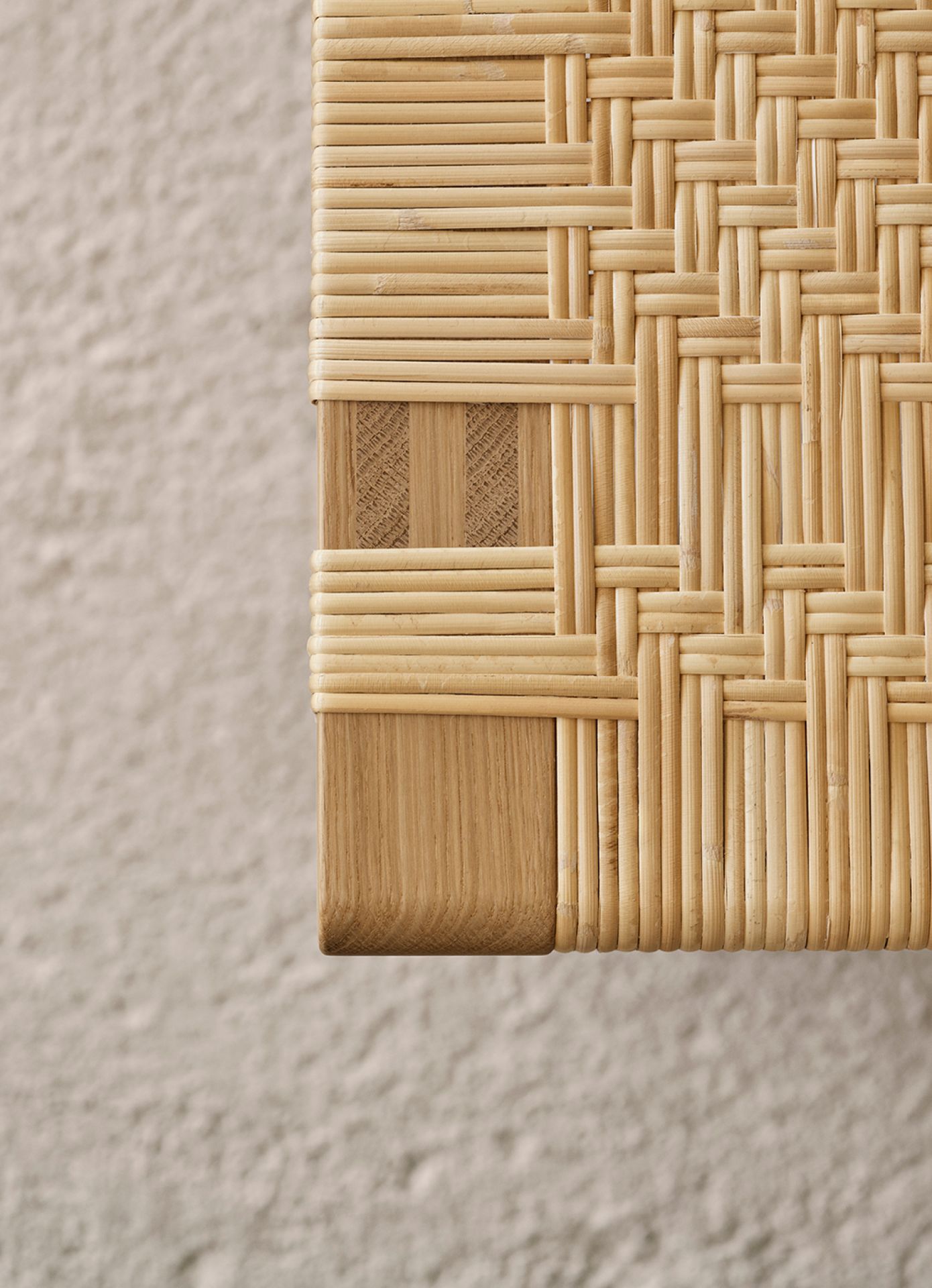 Detailaufnahme der Borge Mogensen Tischbank von Carl Hansen mit geflochtenem Rattan.