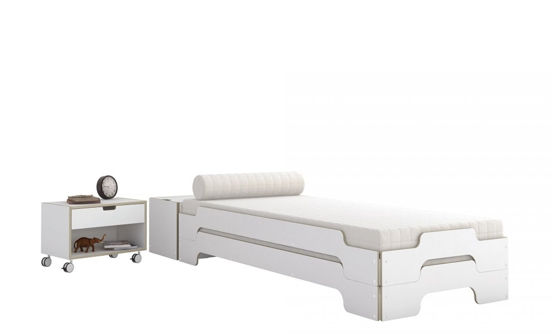 Weißer Modular Nachttisch von Müller Möbelwerkstätten mit Schublade und Rollen neben passendem Bett.