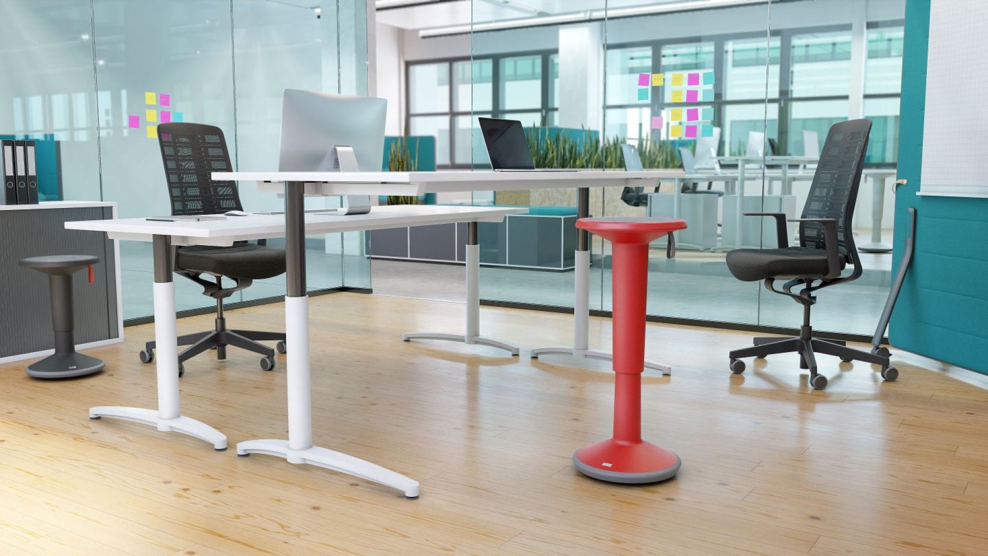 Interstuhl UPis1 Stehhocker in Schwarz und Rot im modernen Büro, ergonomischer Bürohocker für dynamisches Sitzen.