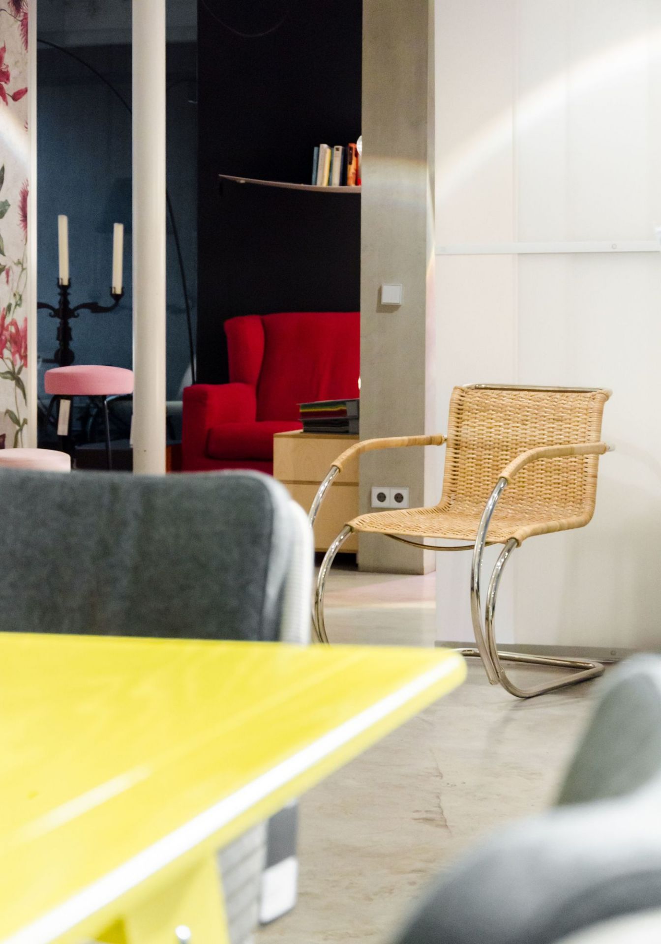 Tecta Weißenhof Armlehnenstuhl D42 mit Wiener Geflecht und verchromtem Stahlrohr Gestell im modernen Interieur.