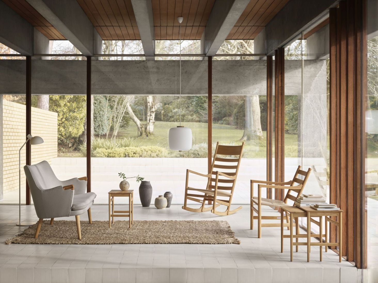 Wohnzimmer-Szene mit CH004 Nesting Tables Beistelltischen von Carl Hansen & Søn aus Eiche weißöl.