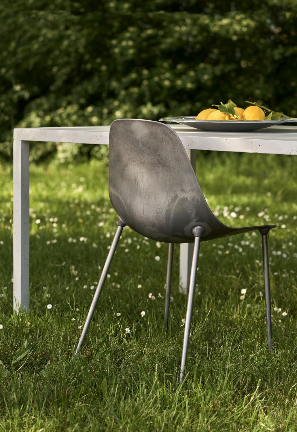 Mammamia Stuhl von Opinion Ciatti im Garten, moderner Designstuhl aus Metall.