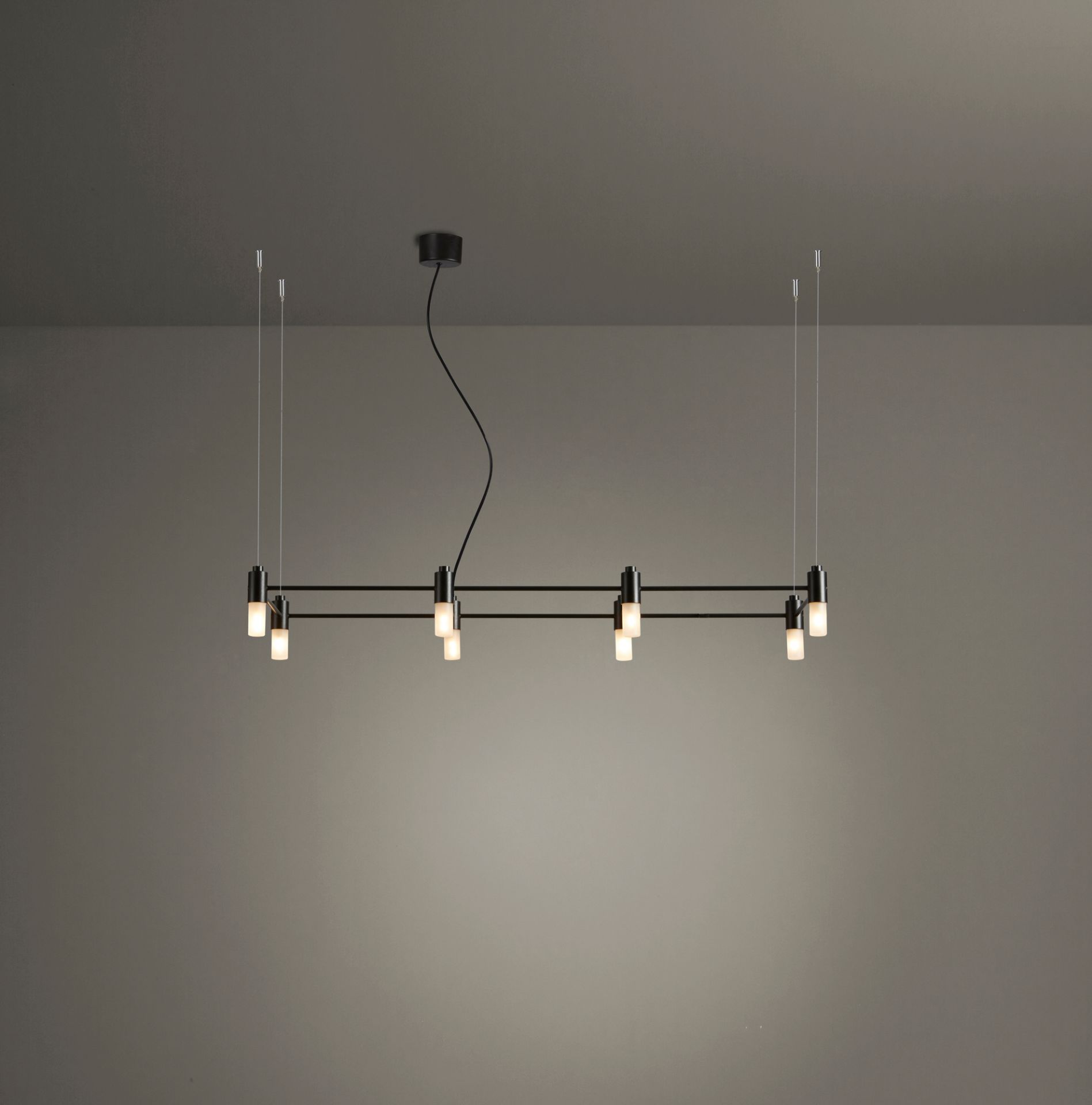 Moderne Quadrante Pendelleuchte von Tooy mit schwarzem Gestell und zylindrischen Lampenschirmen.