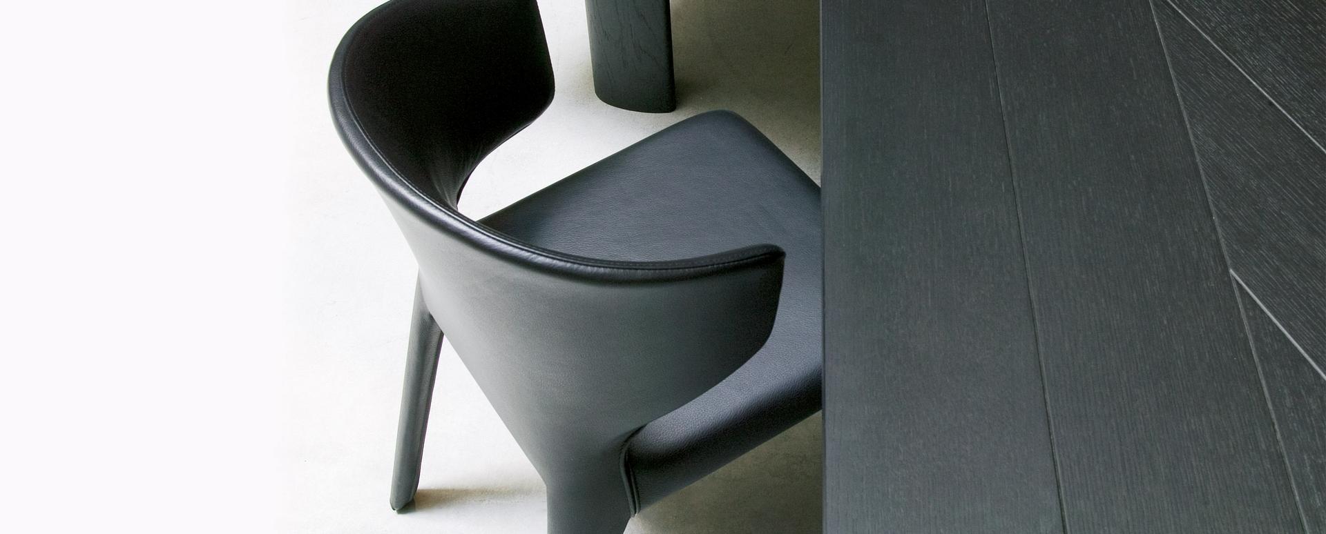 Schwarzer Cassina Hola Armlehnstuhl: Moderner Designstuhl mit Lederbezug für Esszimmer und Wohnbereich.