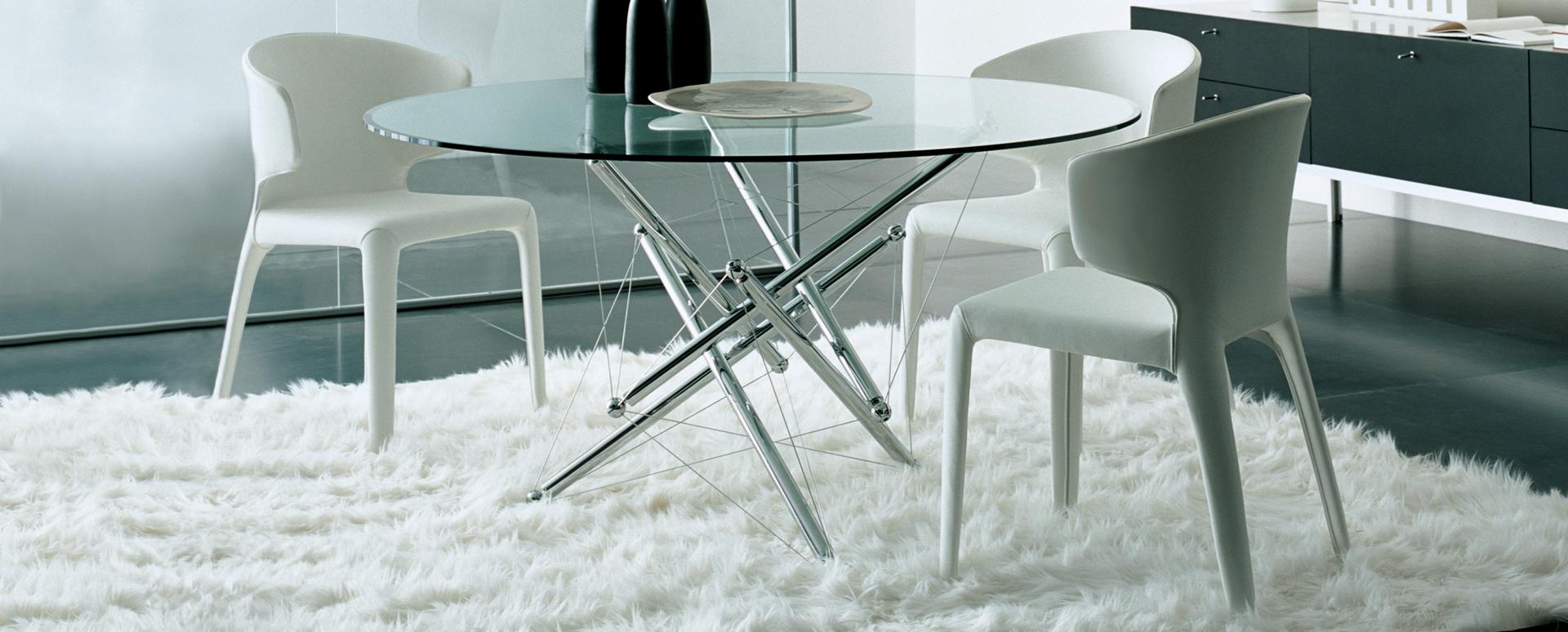 Weißer 367 Hola Armlehnstuhl von Cassina um einen runden Glastisch auf einem flauschigen Teppich.