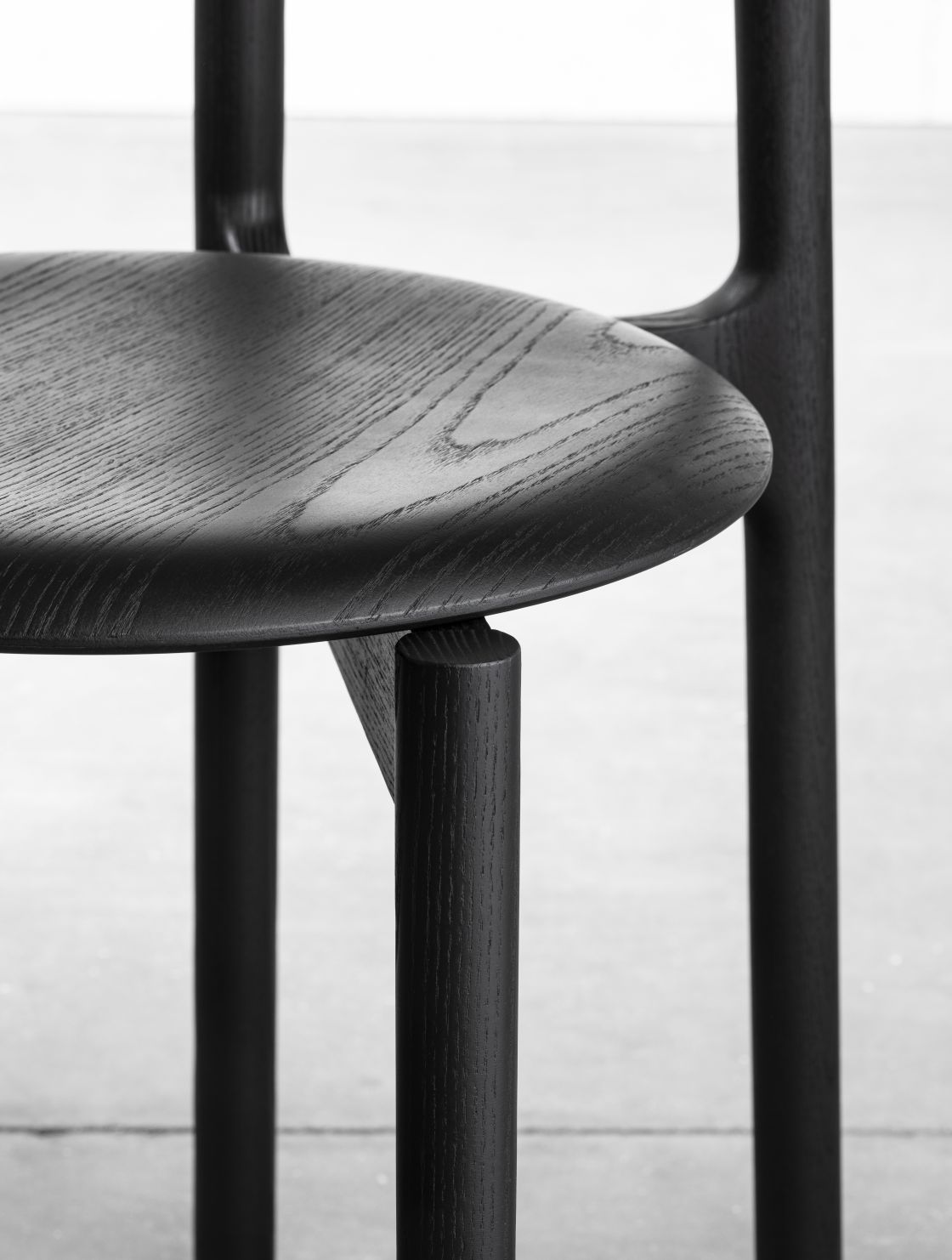 Detailaufnahme: Bice Stuhl von Miniforms, Esche schwarz gebeizt, modernes Design, Holzstuhl, Sitzmöbel.