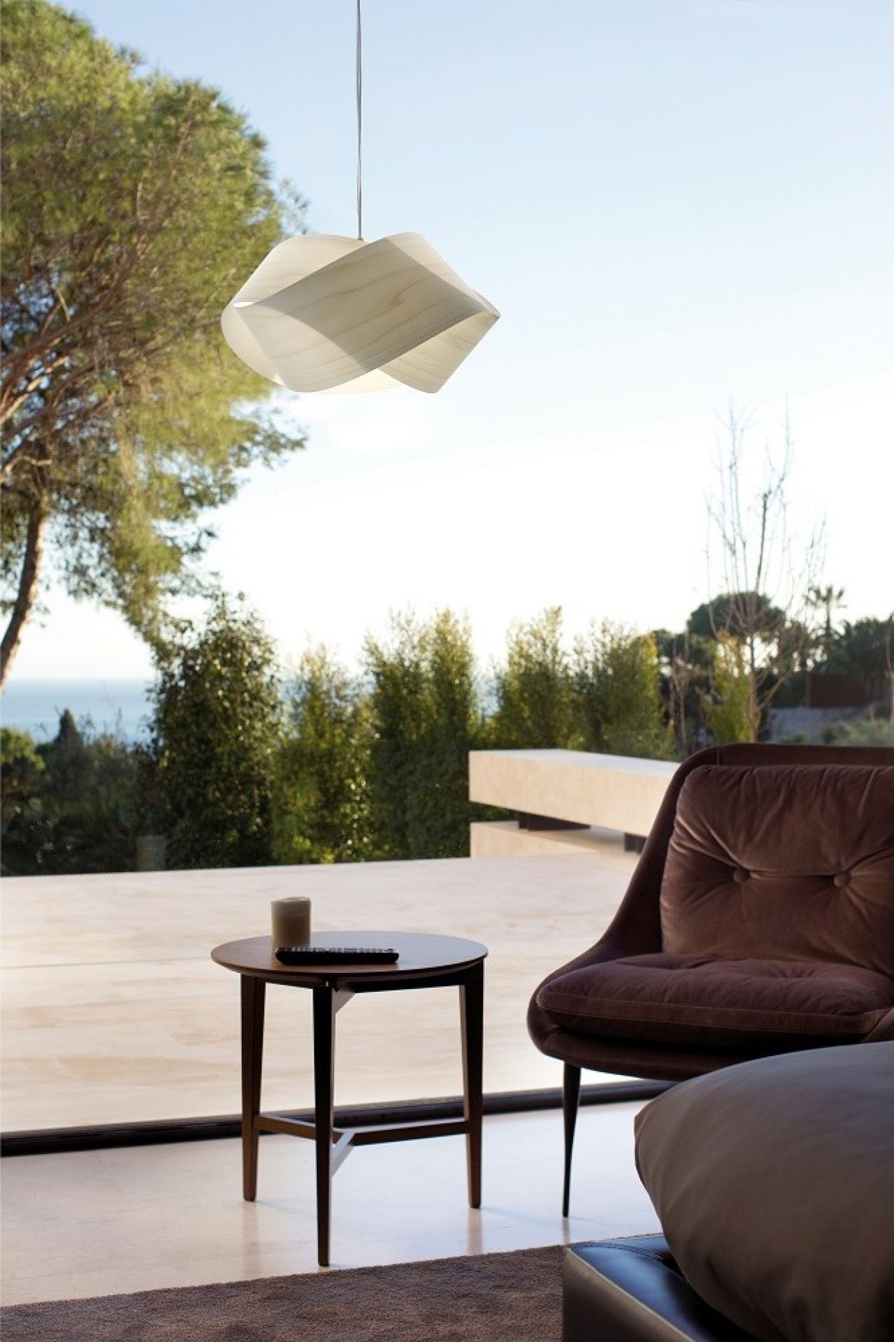 Nut Pendelleuchte von LZF Lamps: Moderne Hängelampe mit grauem Schirm und schwarzem Kabel.