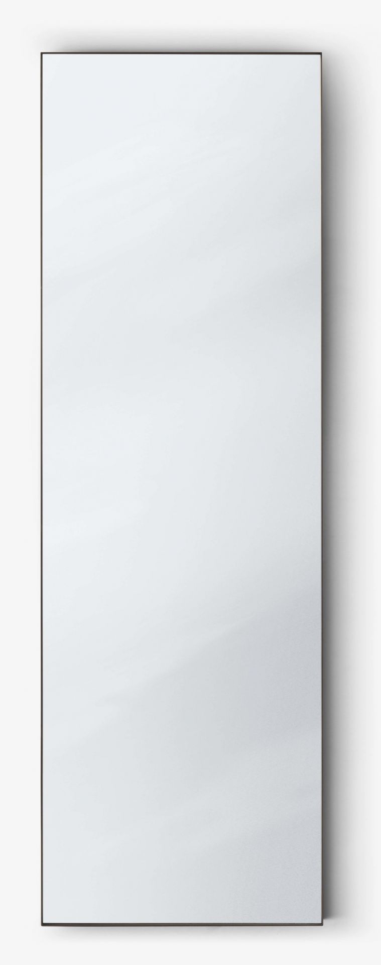 Rechteckiger Amore Spiegel von AndTradition, 190 cm hoch, mit schmalem, dunklem Rahmen.