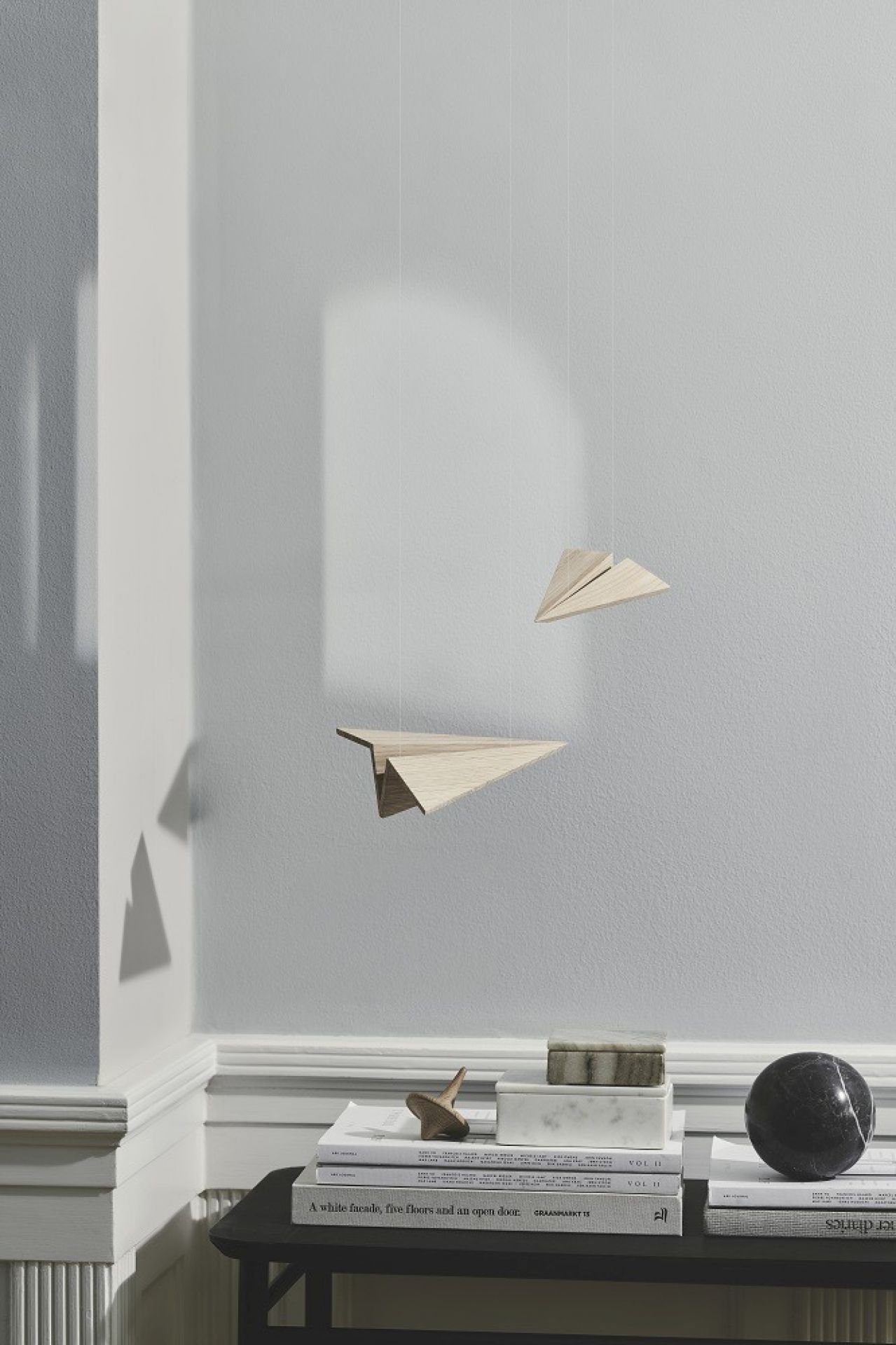 Maverick Paperplane Holzfigur: Schwebende Papierflugzeuge aus geräucherter Eiche, moderne Dekoration für Kinderzimmer und Wohnraum.