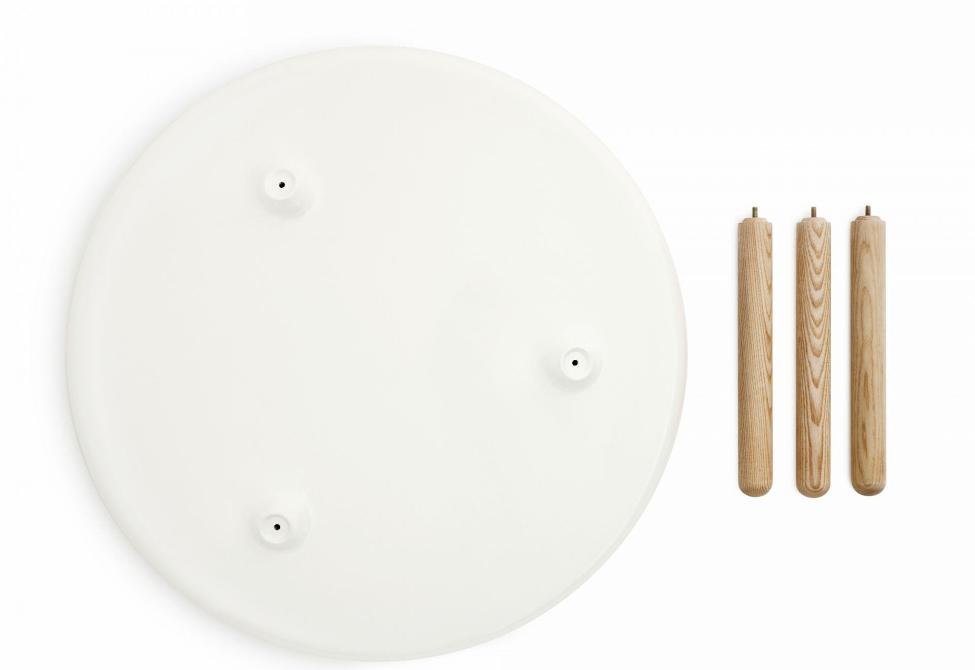 Tablo Table Small Beistelltisch von Normann Copenhagen in Weiß, mit Holzbeinen zur Selbstmontage.