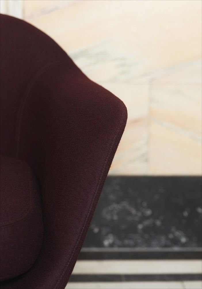 Nahaufnahme: Sum Lounge Armchair Sessel von Normann Copenhagen in Bordeauxrot. Design Möbel.