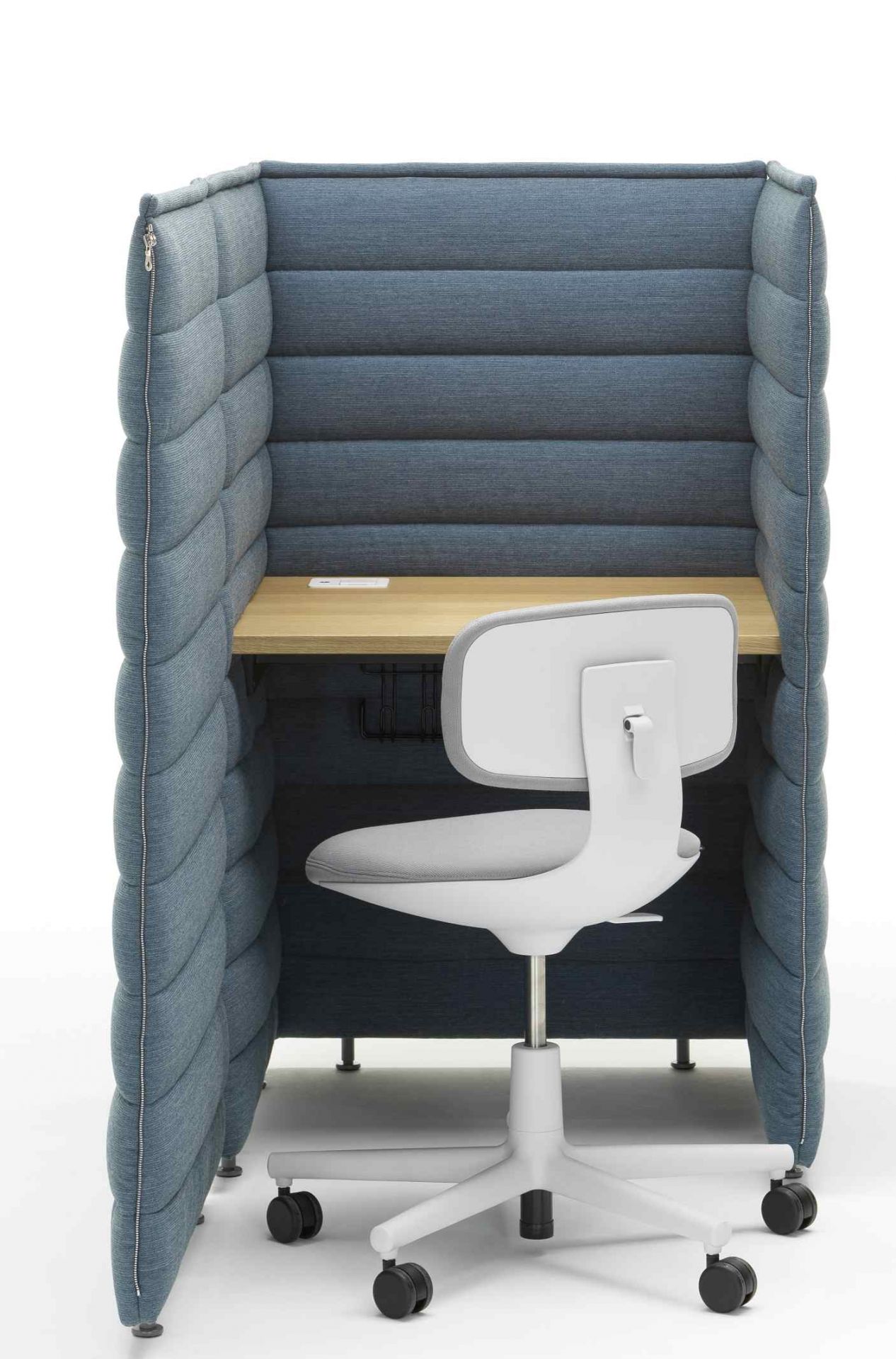 Vitra Alcove Schreibtisch mit blauer Stoffverkleidung und Bürostuhl, ideal für konzentriertes Arbeiten im Büro.