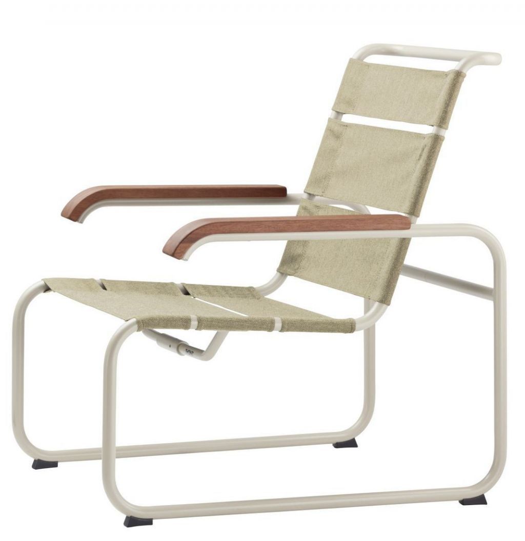 Thonet S 35 N All Seasons Sessel für den Außenbereich mit Holzarmlehnen und beigem Stoff.