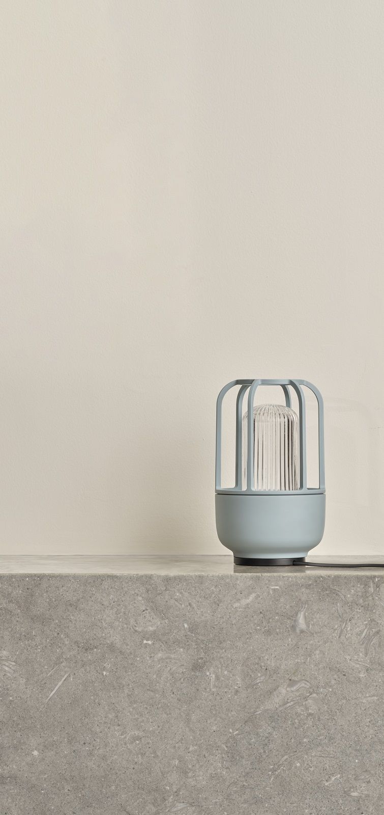 Houe LIGHT No.1 Akkuleuchte in Beige: Solar-betriebene Tischleuchte für Innen und Außen.