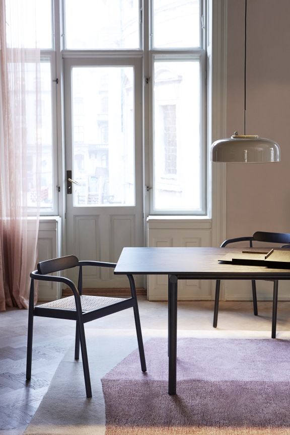 Marineblaue Podgy Pendant Pendelleuchte von Please Wait to be Seated über Esstisch. Design Lampe.