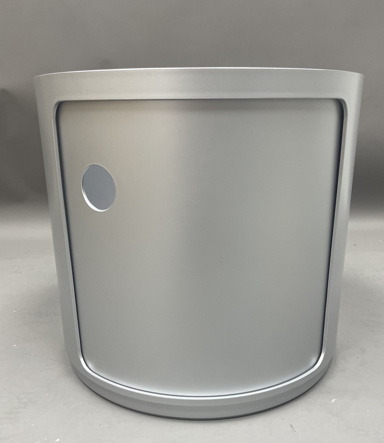 Silbernes Componibili Element (Mängelexemplar) mit runder Tür und Loch, Kartell Aufbewahrung.