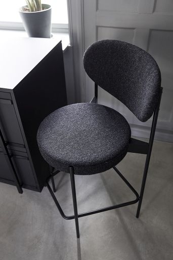 Series 430 Bar Stool Barhocker 75 cm Verpan in Grau mit schwarzem Metallgestell.