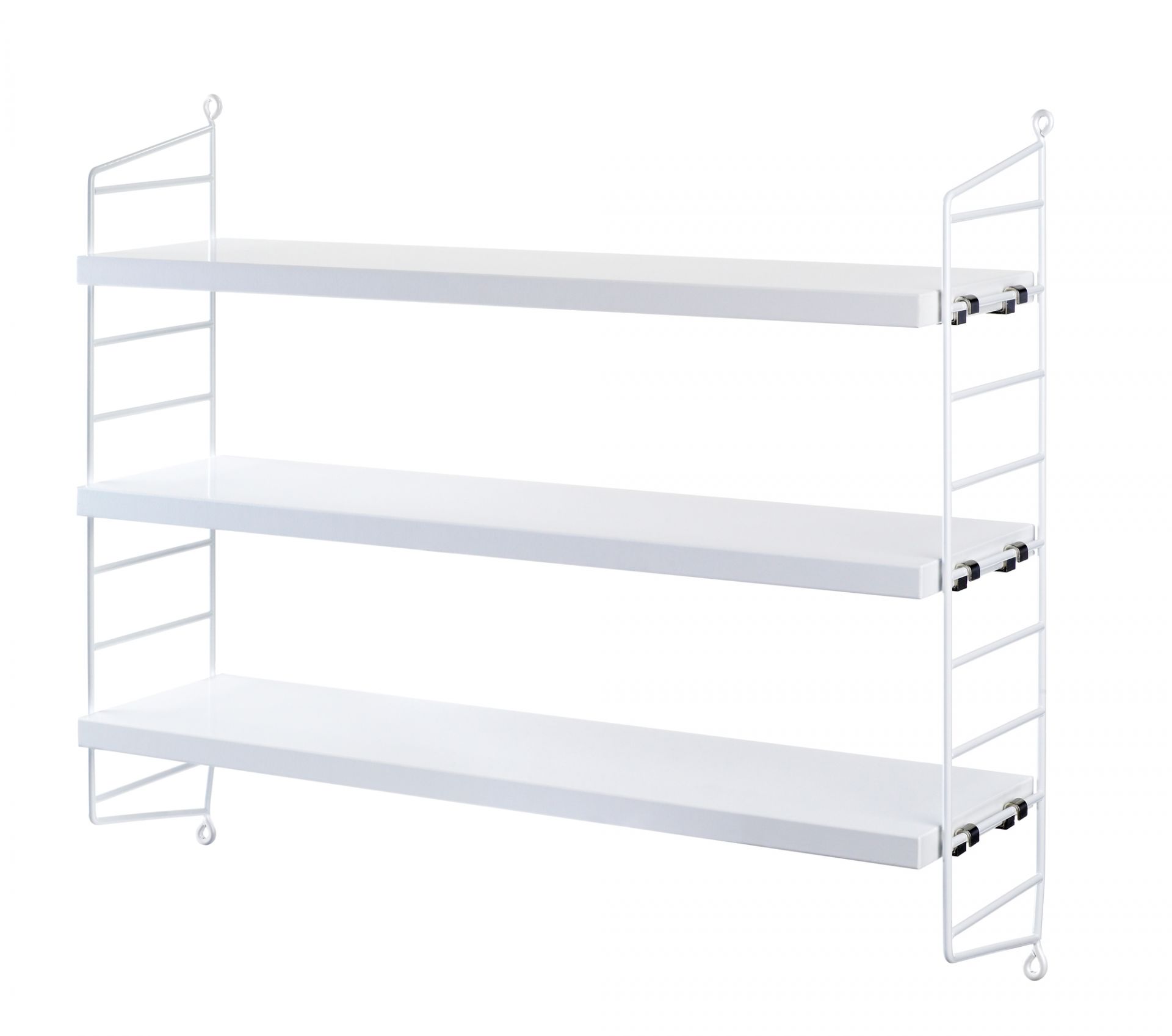 Weißes String Pocket Regal von String Furniture mit drei Regalböden und filigranen Seitenteilen.