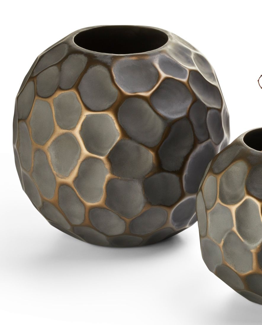 Peru Vase L von Philippi, graue Keramikvase mit goldenen Akzenten und einzigartiger Oberflächenstruktur.